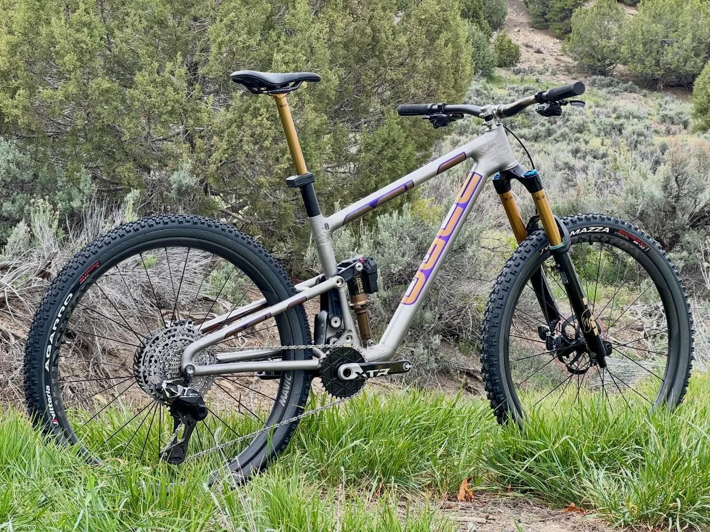 After a quick stay at the Agave spa, this beauty from @oglecomponentdesign is floating around the western US. I hope you got a chance to see it at Sea Otter!
.
.
.
#oglecomponentdesign #titaniumanodizing #titanium #madeinusa #cycling