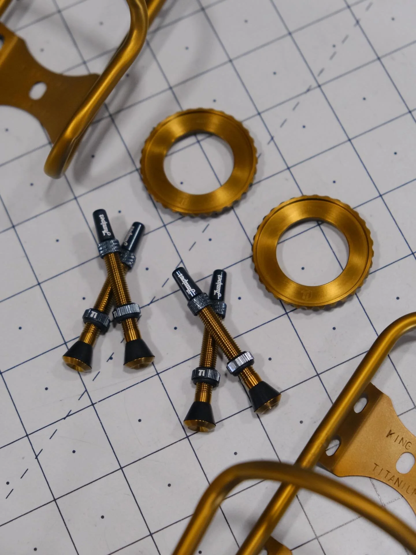 BRONZE BITS, BABY! These lockrings for David were batches with some other bronze workpieces and it all looks so&hellip; nice.
.
.
.
#titaniumanodizing #junipercomponents #kingcage #cycling #colorado