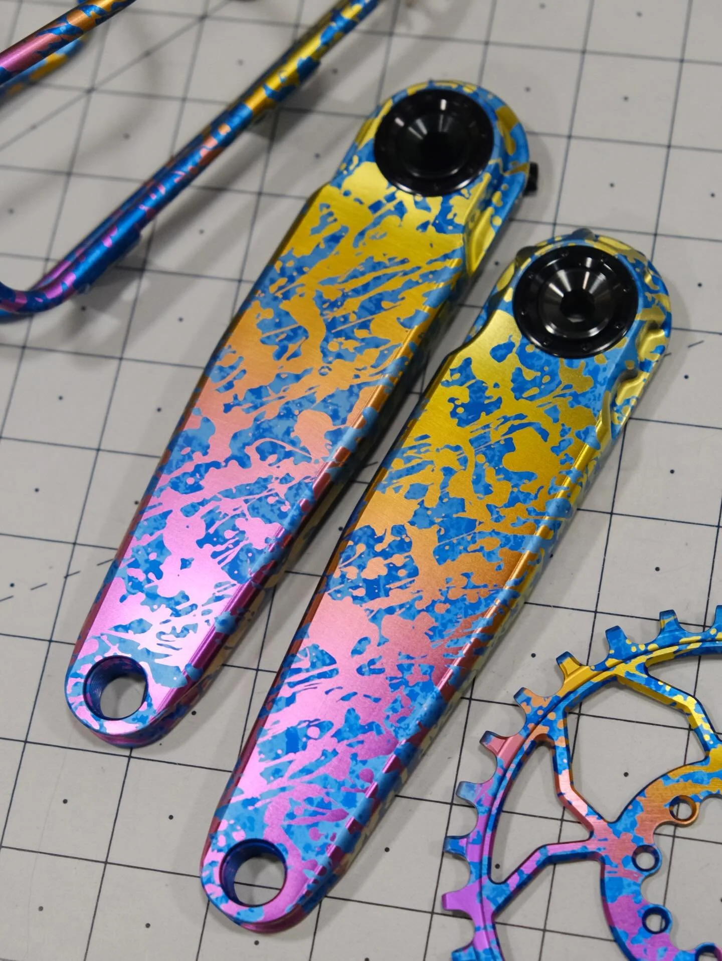 A gorgeous set of 5DEV Road/Gravel/XC cranks heading out the door today for Ricardo 🤩
.
.
.
#titaniumanodizing #5dev #cycling #madeinusa #titanium