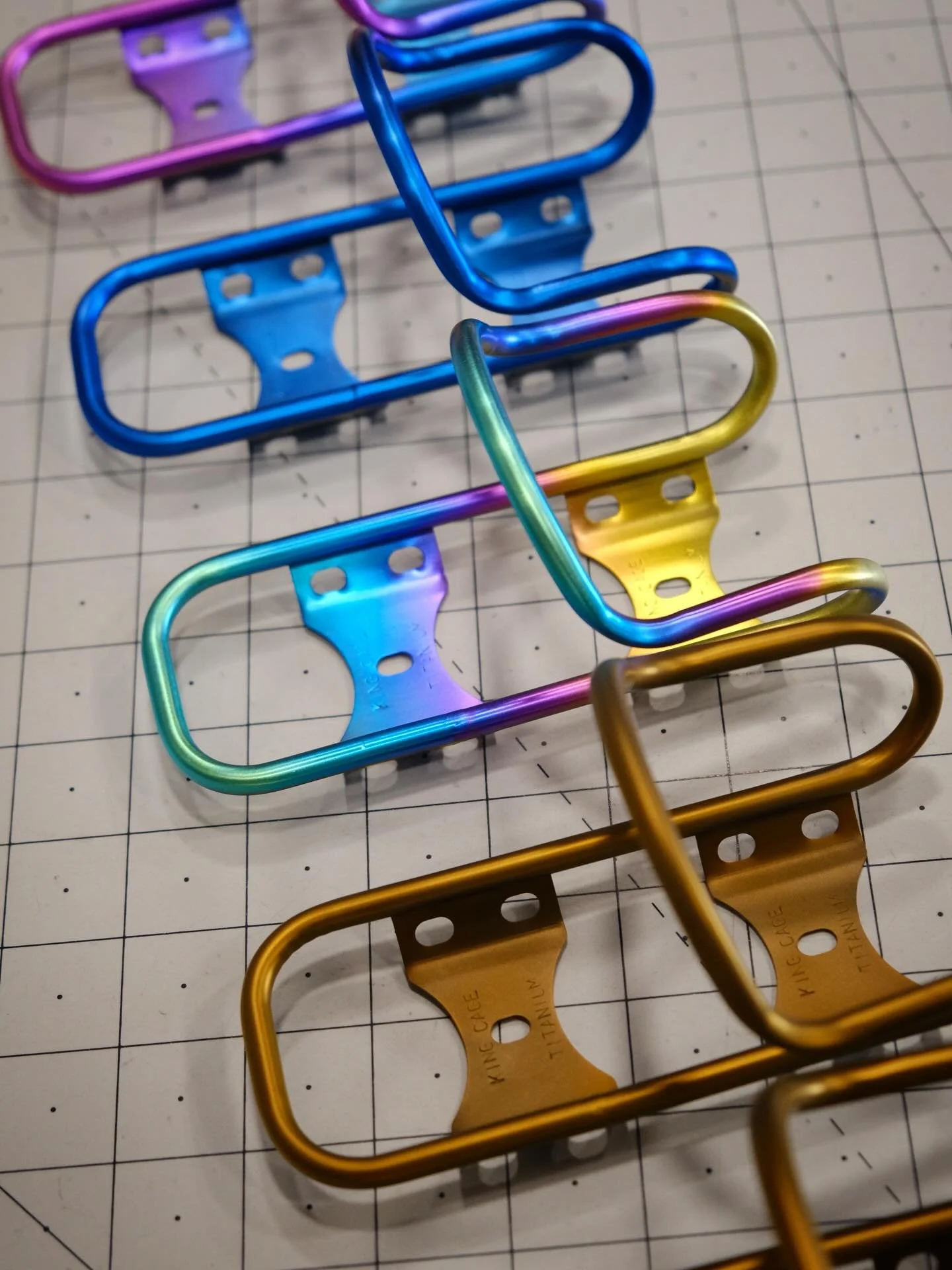 That one rainbow Sideloader in the run is really setting the tone for the day 🌈
.
.
.
#titaniumanodizing #kingcage #madeinusa #cycling #bikebling