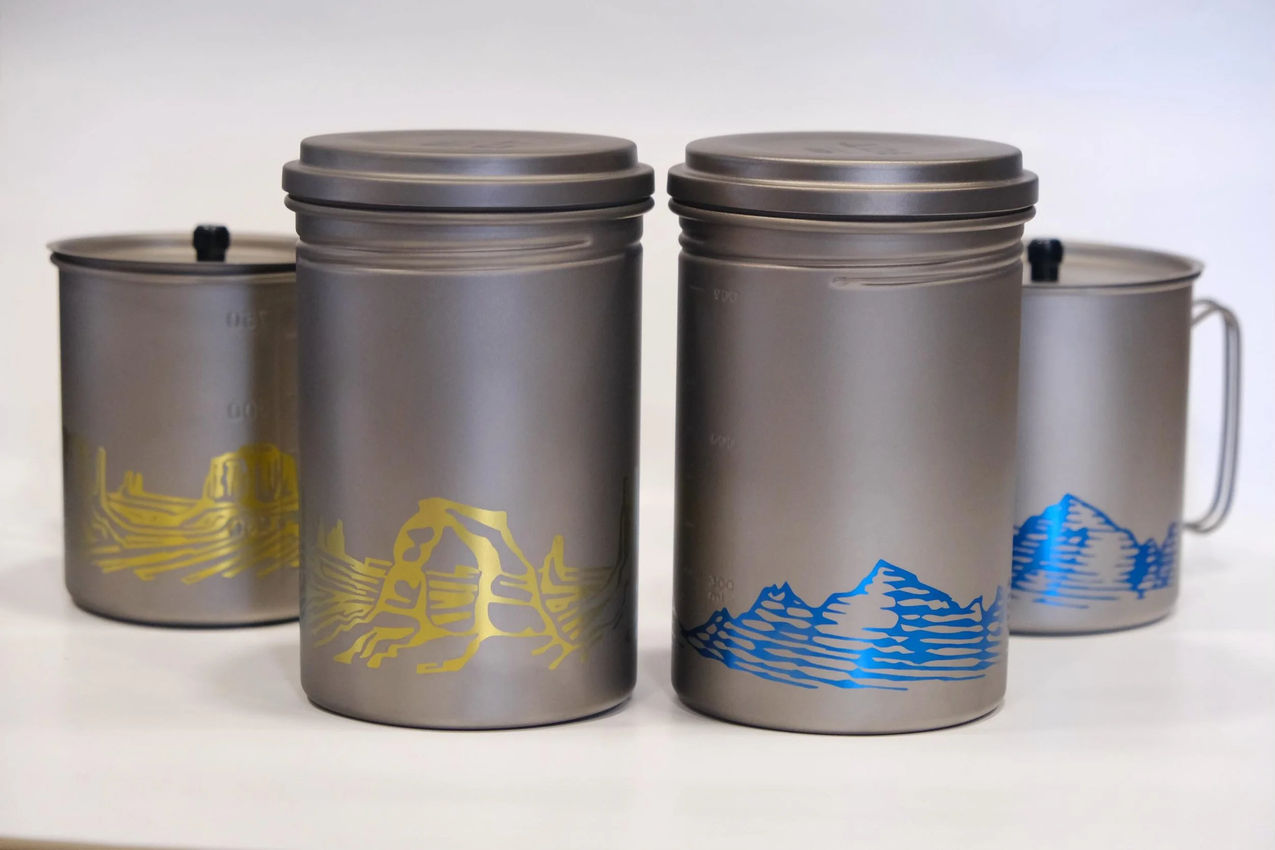 A wee restock of Vargo Bottle Pots (BOTS) and Ti-Lite 750 camp mugs, anodized in original Agave artwork ✨🏔️✨
.
.
.
#backpacking #bikepacking #campmug #cycling #tidangle