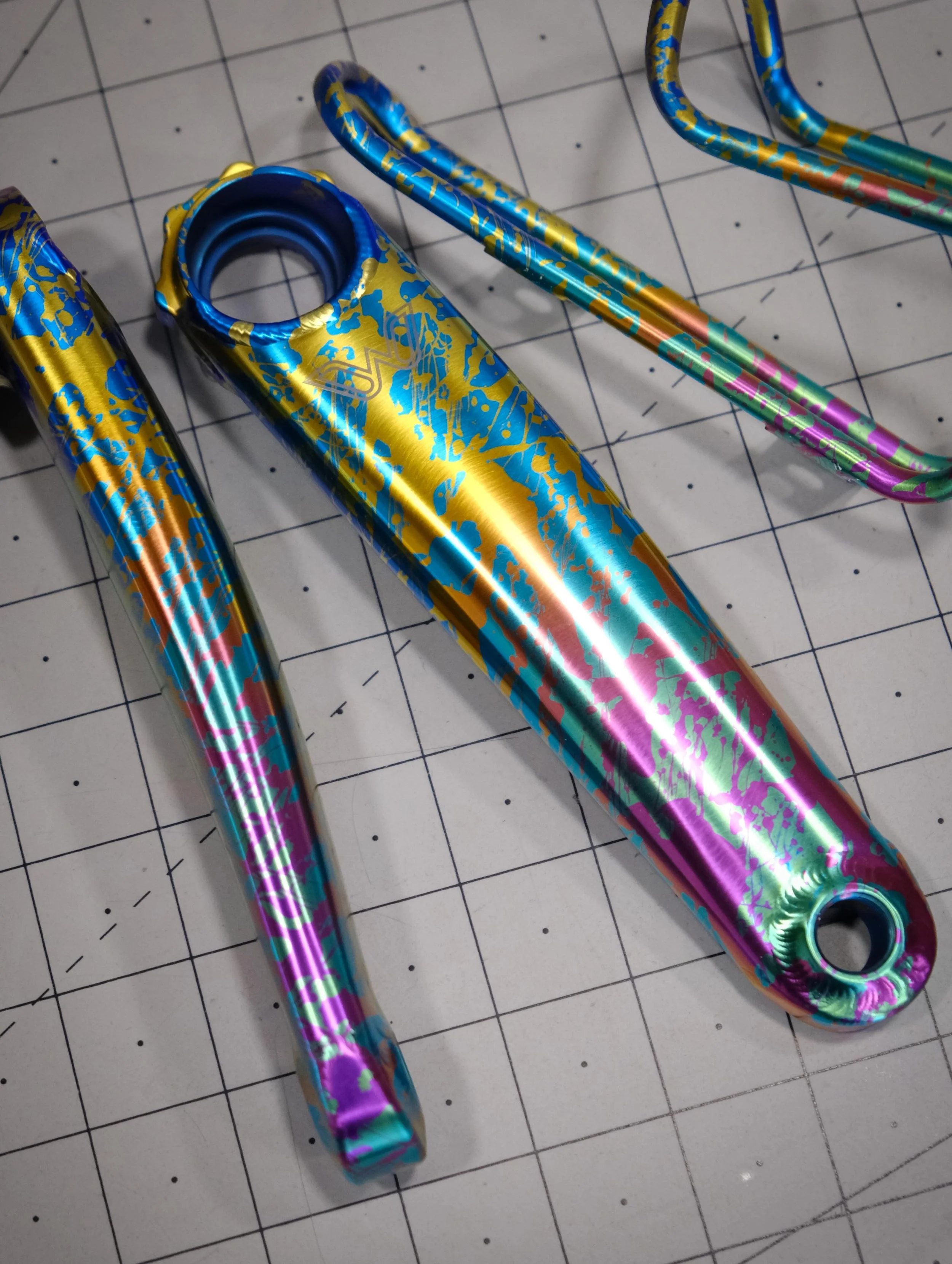 I finished out last week with this set of splatter anodized eeWings, and a King Cage for good measure!
.
.
.
#eewings #kingcage #madeinusa #cycling #titaniumanodizing