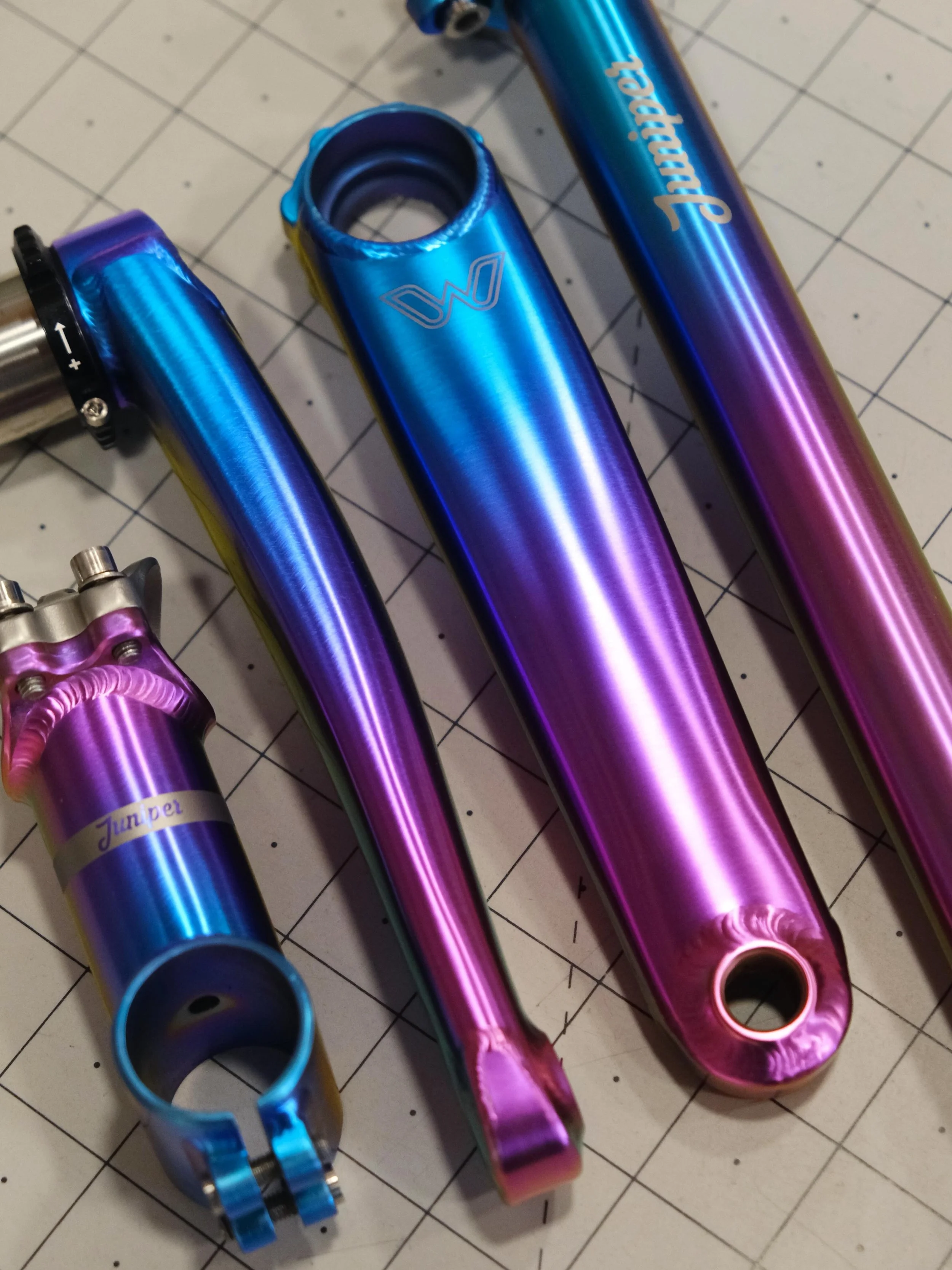 I will never, ever, get tired of seeing this color combination. Hold me to it.
.
A set of 160mm 8-bolt eeWings getting restocked last week, sitting pretty with a Juniper stem and post in matching regalia.
.
.
.
#eewings #noboringbikes #custombicycle 