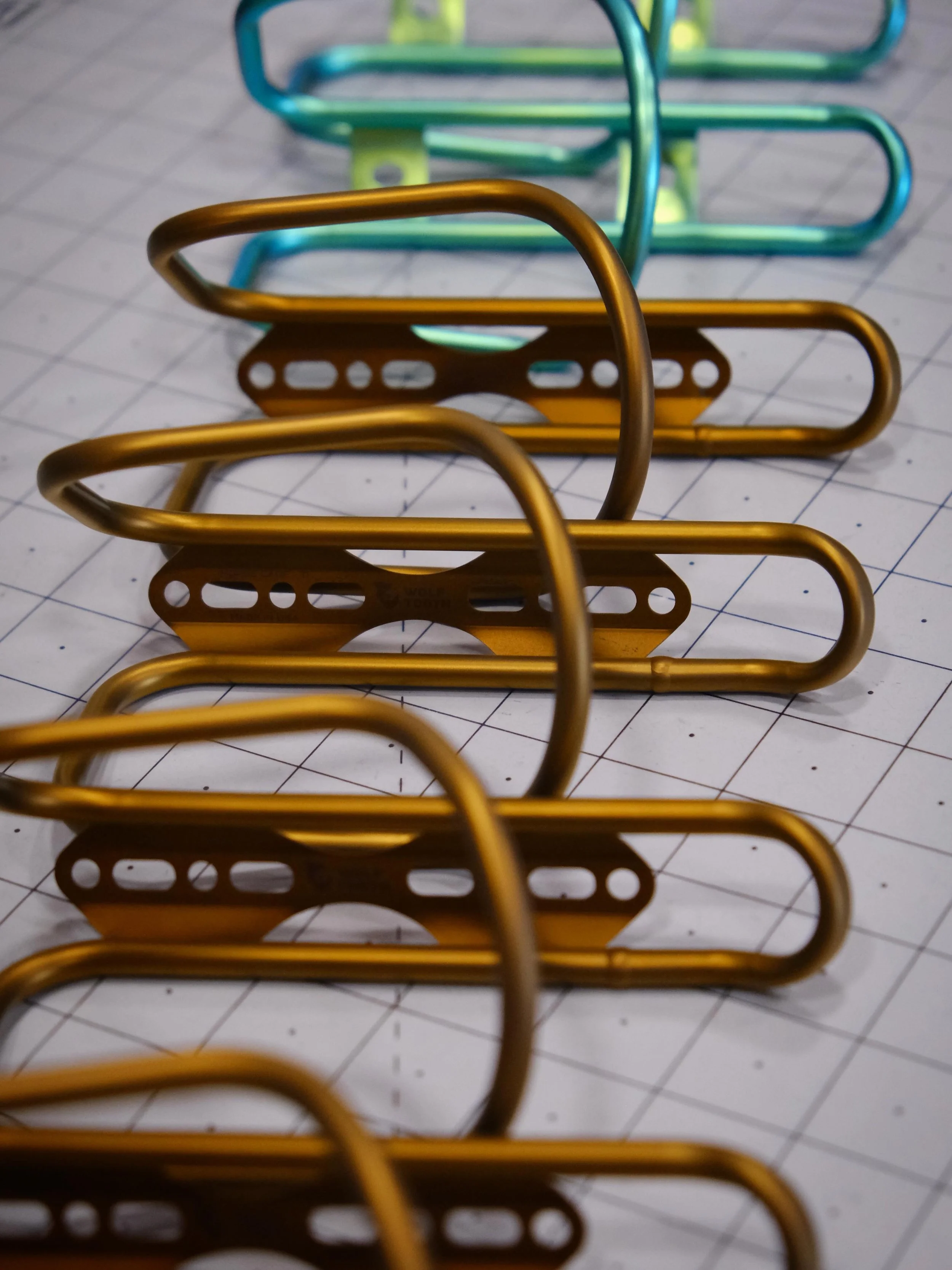 Fresh out of the distillery, these Morse Cages popped into Agave Shop inventory yesterday 🤤
.
.
.
#titaniumanidizing #tibike #wolftoothcomponents #madeinusa #cycling