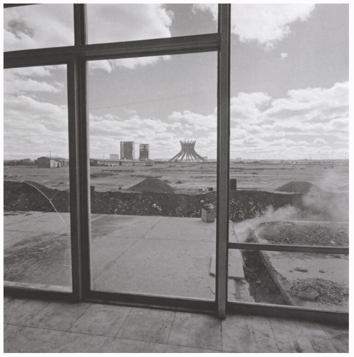 Catedral Metropolitana de Brasília em construção, 1960. Fotografia de Peter Scheier. Coleção Peter Scheier, Instituto Moreira Salles. 