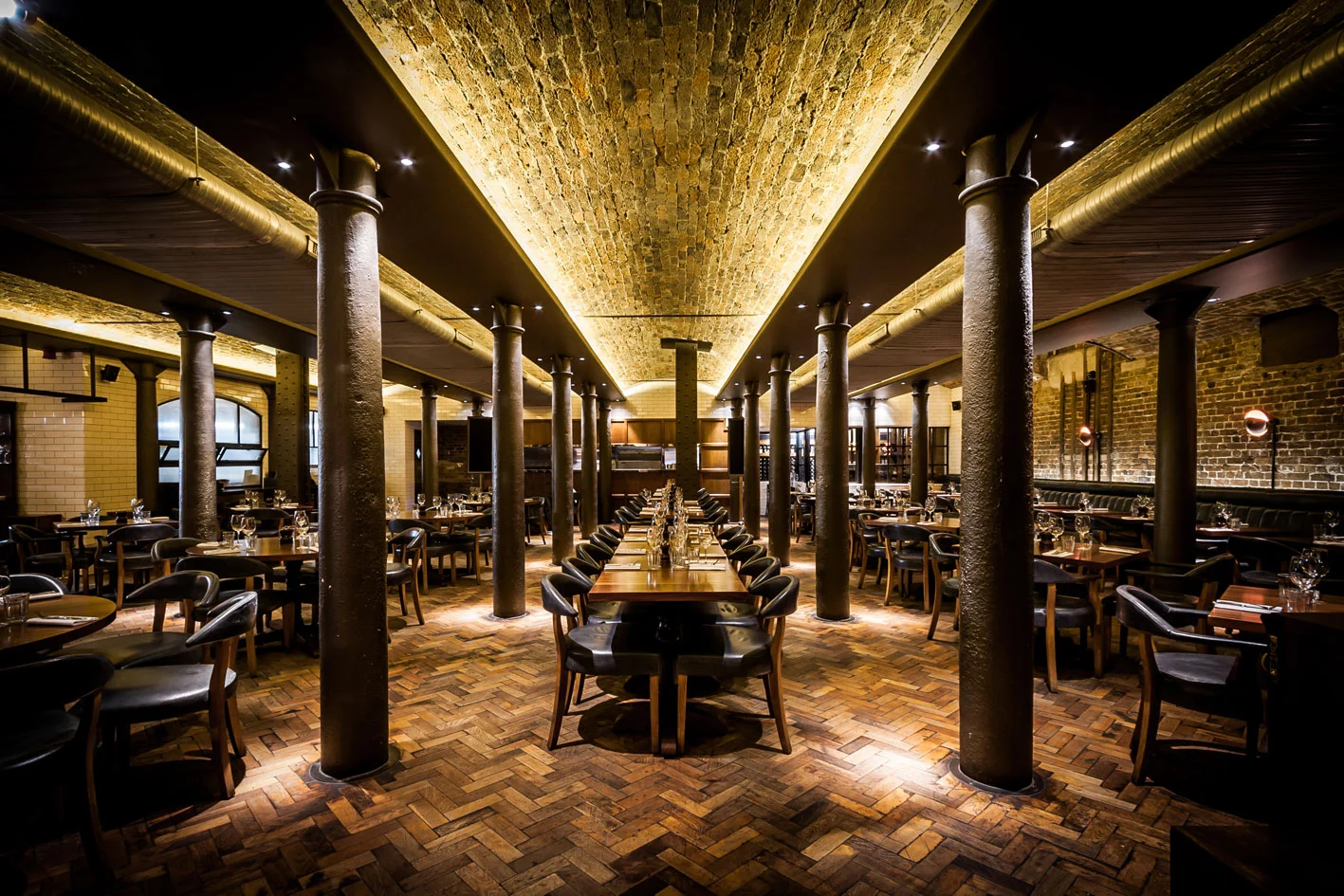 Hawksmoor, Seven Dials. Restaurant dining room with vaulted ceiling and exposed brick.
