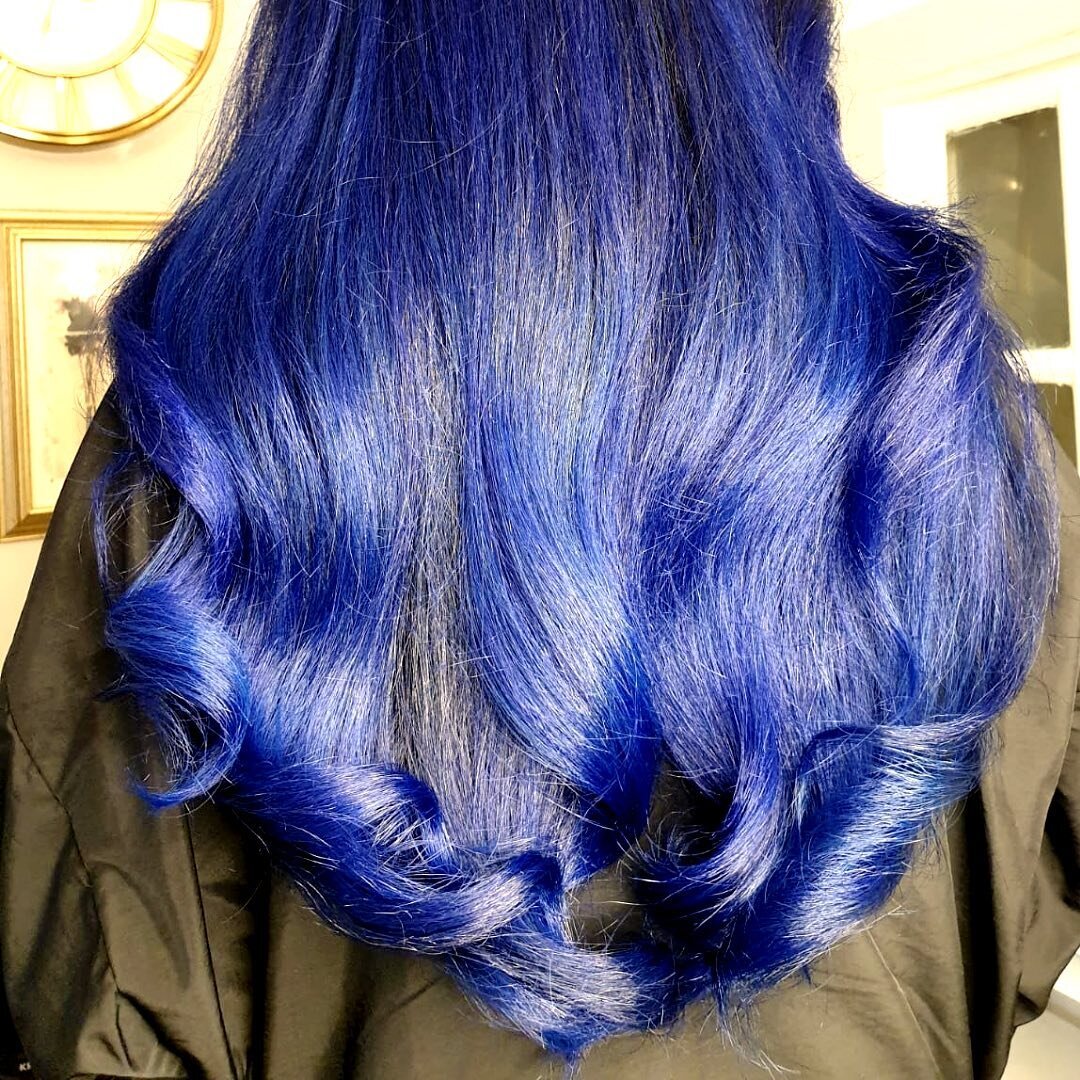 That glow up tho&rsquo; 💙⁠⁠
⁠⁠
Swipe to see the before ➡️ ⁠⁠
⁠⁠
#reddoorhairstudio #reddoor #bluehair #bluehairdontcare  #bluehaircolour  #bluehaircolours #bluehaircolour🔷 #bluehair💙 #bluehairdye #hairtransformation  #hairtransformations  #hairtra