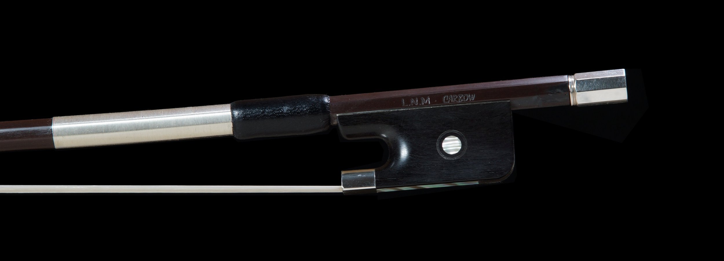 Ceci est un archet de violon avec une baguette brun foncé et une mèche de crin blanc, contre un fond noir.