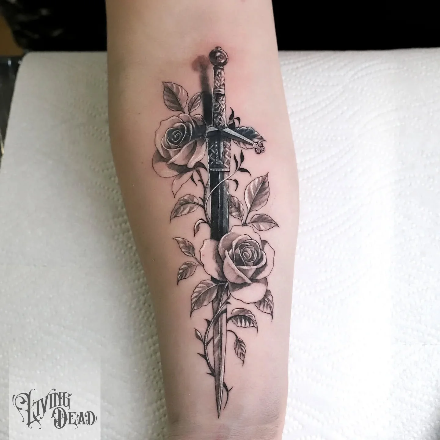 Ich durfte gestern dieses Cover-Up stechen. Swipe, wenn du sehen willst was hier überstochen wurde. Mit guter Planung kann auch ein sehr dunkles Tattoo einigermassen fein und filigran überstochen werden. Danke für dein Vertrauen!