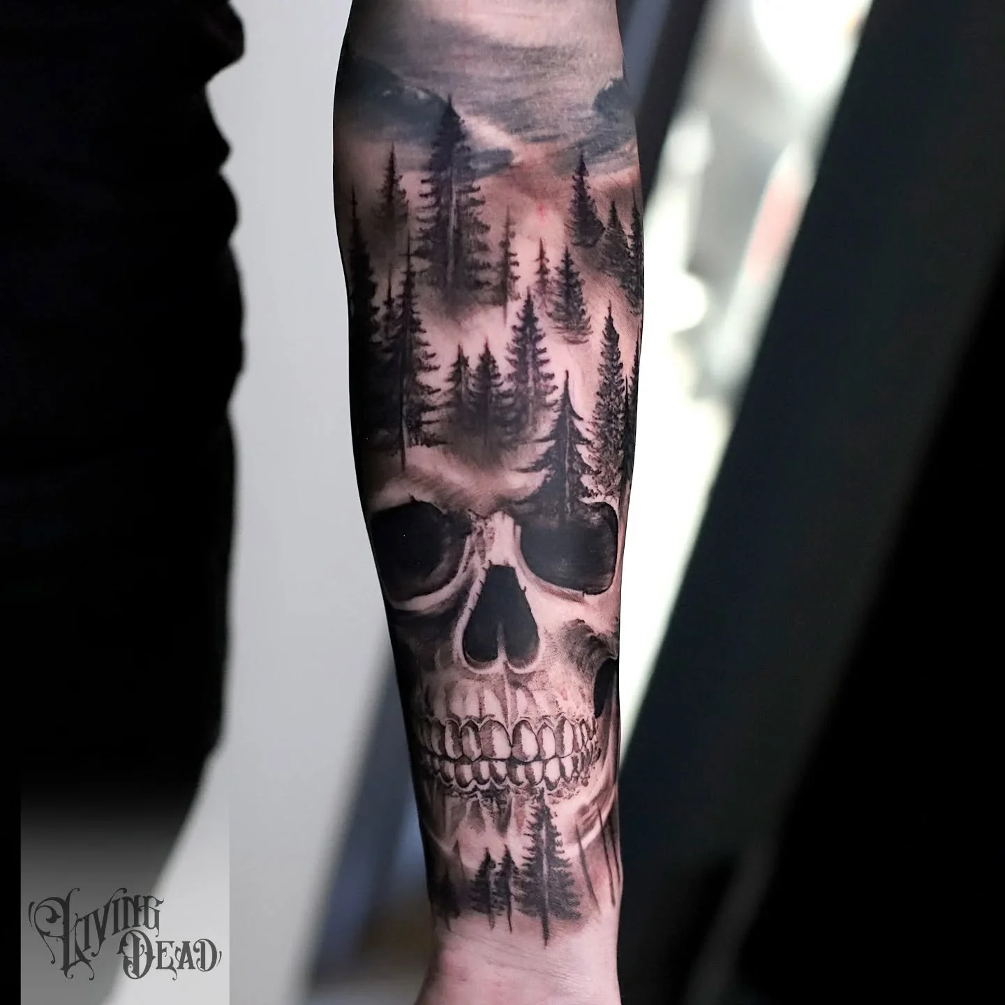 Ein Schädel, eingebetten in einen nebligen, düsteren Tannenwald. Also ein passendes Tattoo für den Herbst.. Danke!