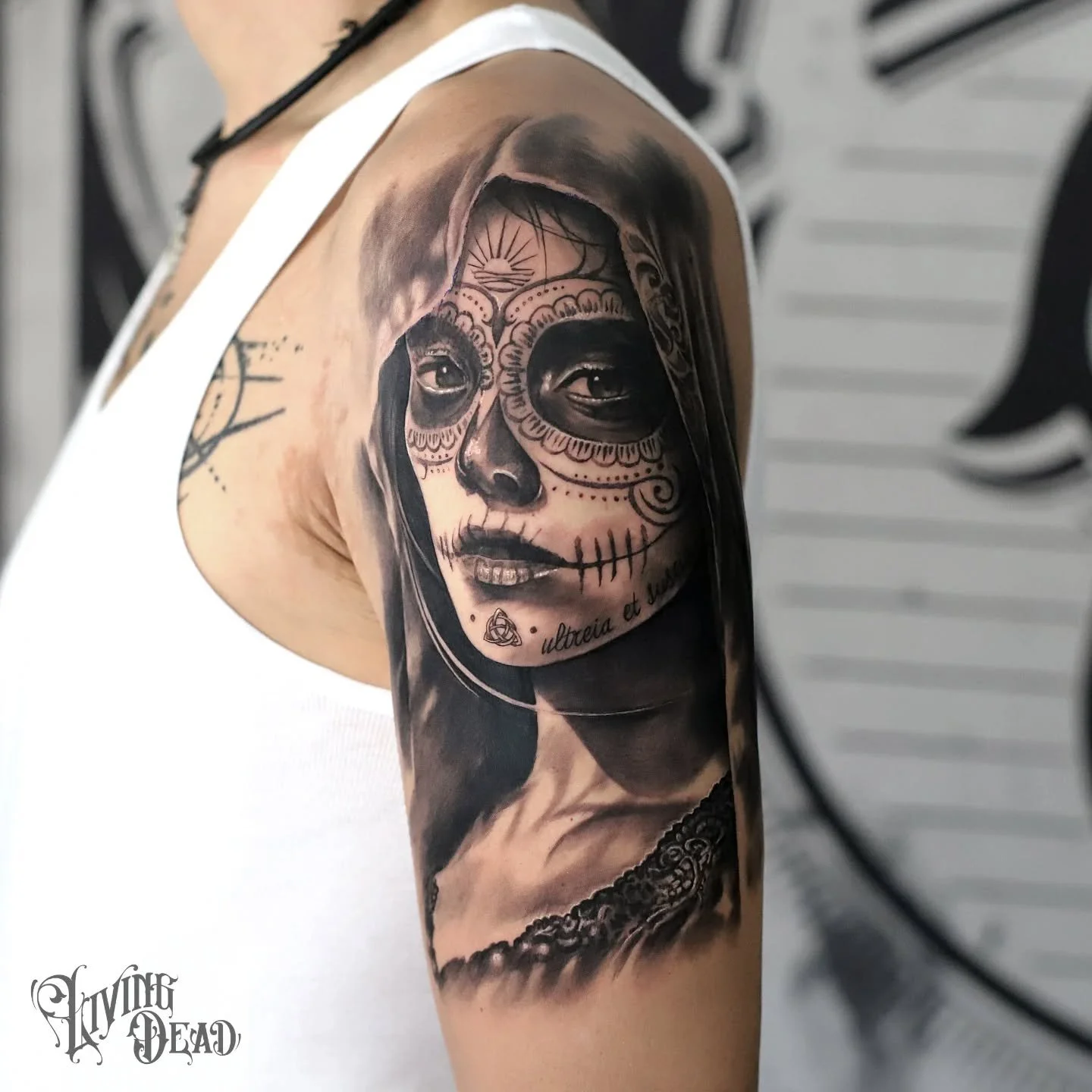 Diese La Catrina durfte ich letzten Freitag und Samstag tätowieren.  Im Januar wird dann @jonastesta_tattoo noch 2 Tage lang daran arbeiten und das Tattoo rundum erweitern. Ihr könnt gespannt sein!