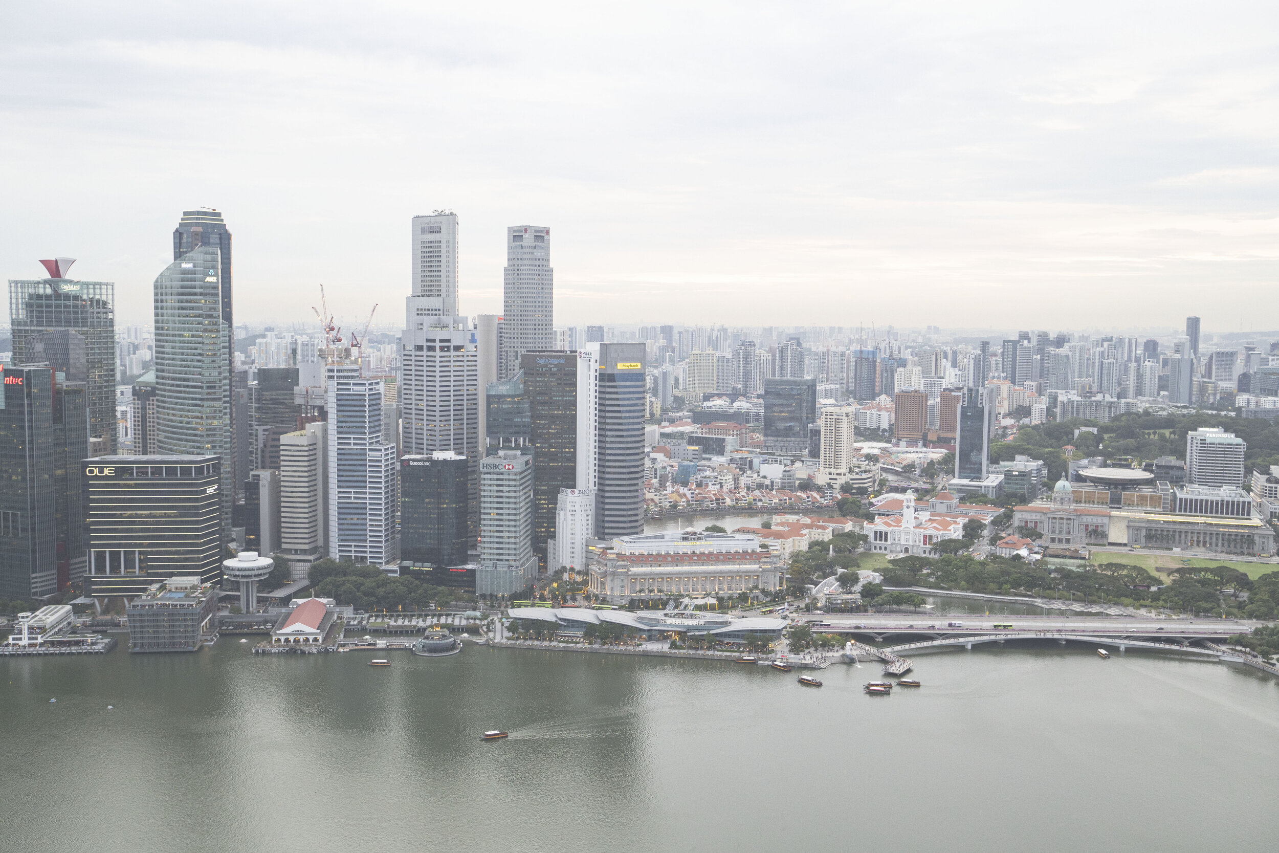 Blick vom Marina Bay Sands (CÉ LA VIE) in Singapur