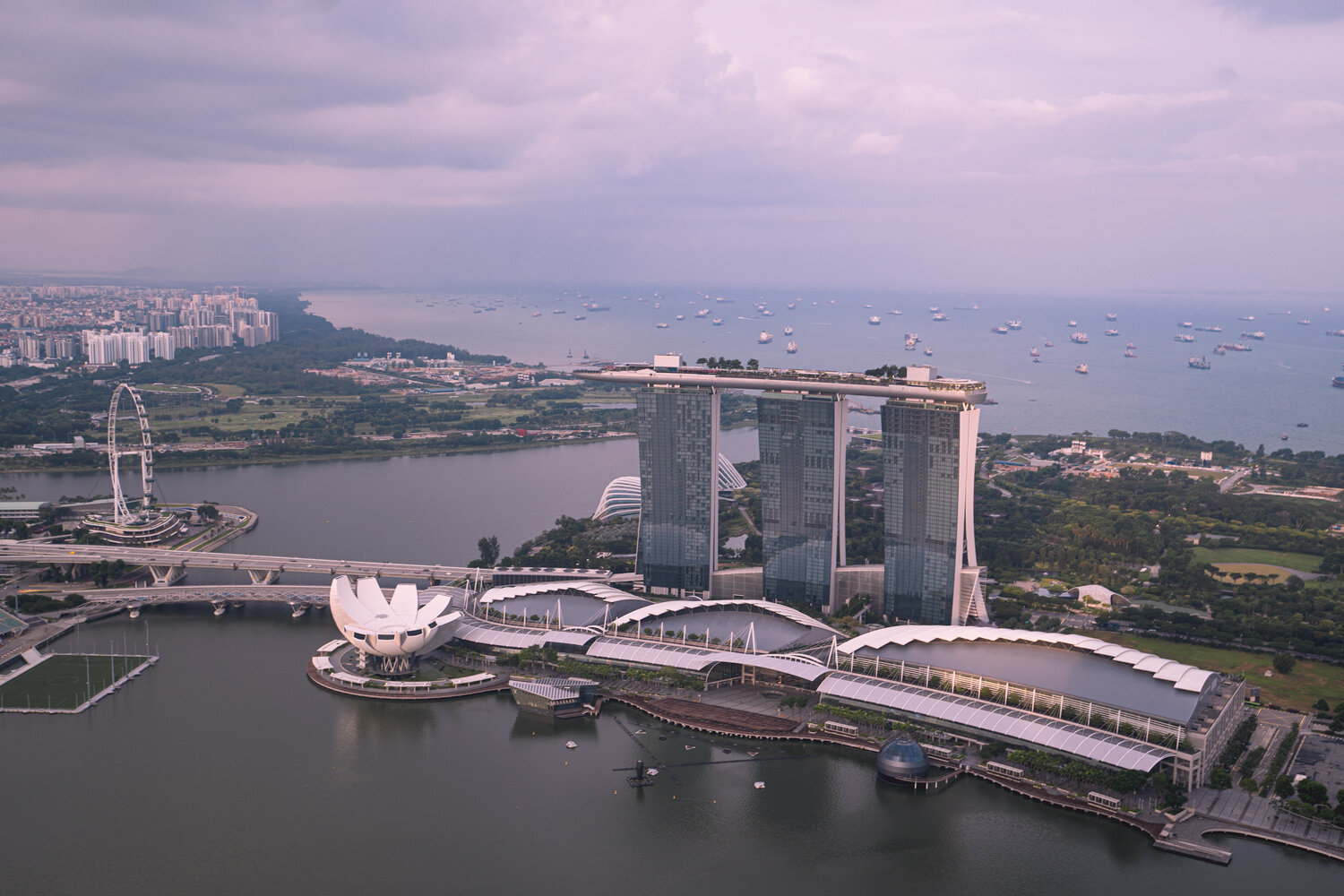 Die Bucht Marina Bay mit dem berühmten Hotel Marina Bay Sands, dem Singapore Flyer und dem ArtScience Museum.