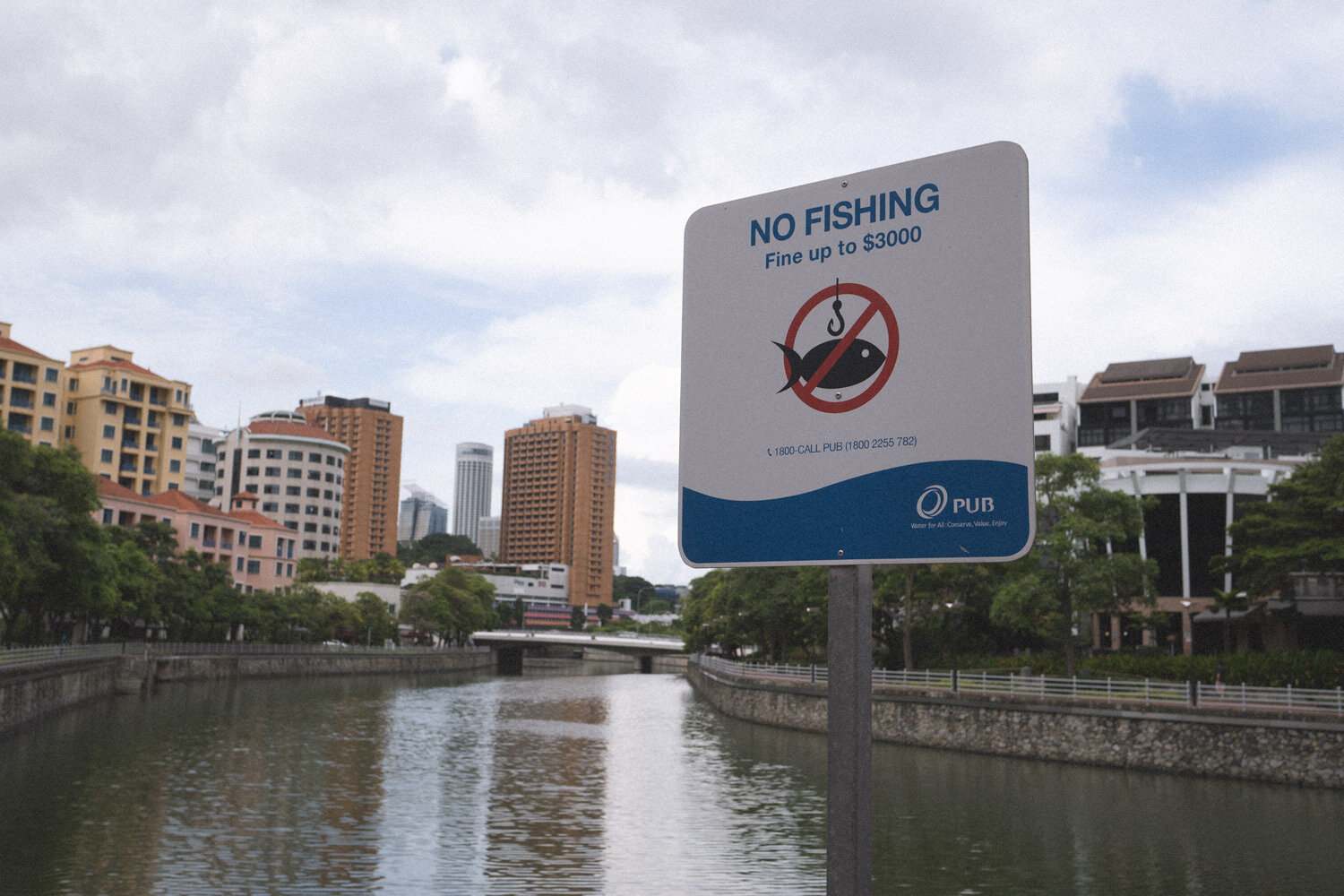 Bis zu 3000 SGD Strafe kann das Fischen im Singapore River kosten ;-)