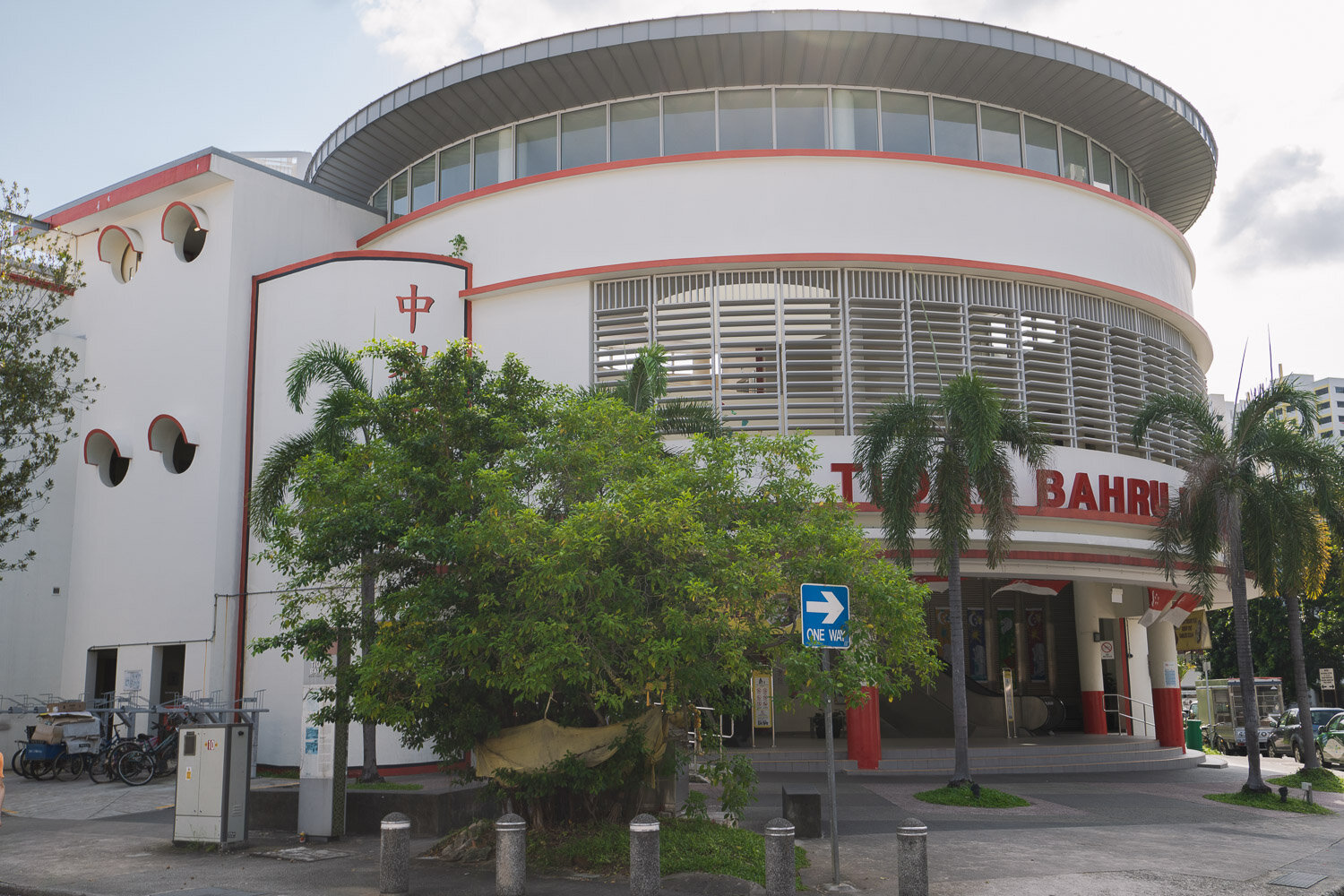 The Tiong Bahru Market has a Hawker Centre, Wet Market and some nice flower shops.
