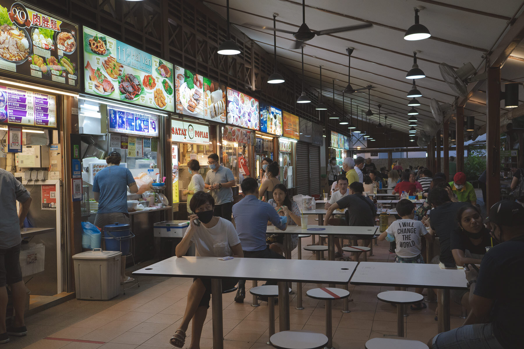 Ein typisches Hawker Centre mit vielen verschiedenen Food Stalls in Singapur.