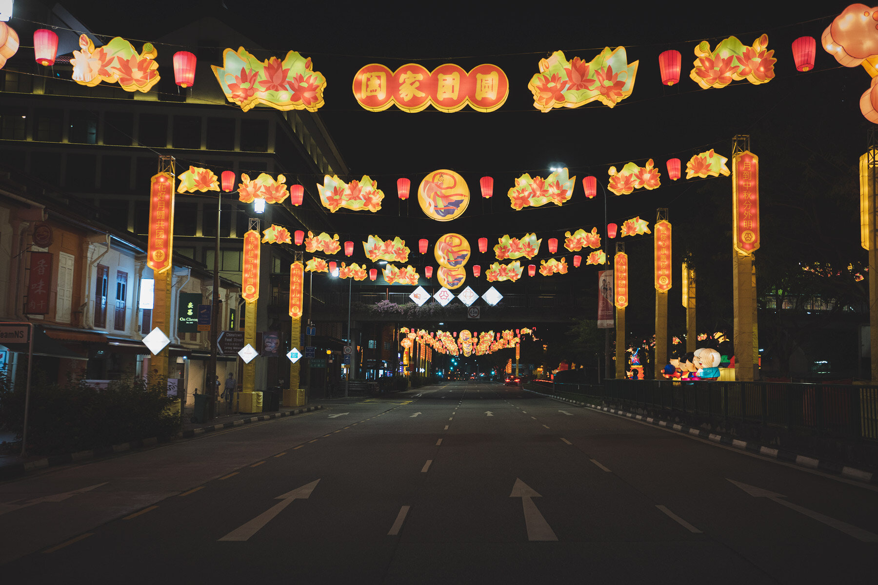 Laternen beleuchten Singapurs China Town während des Mondfestes.