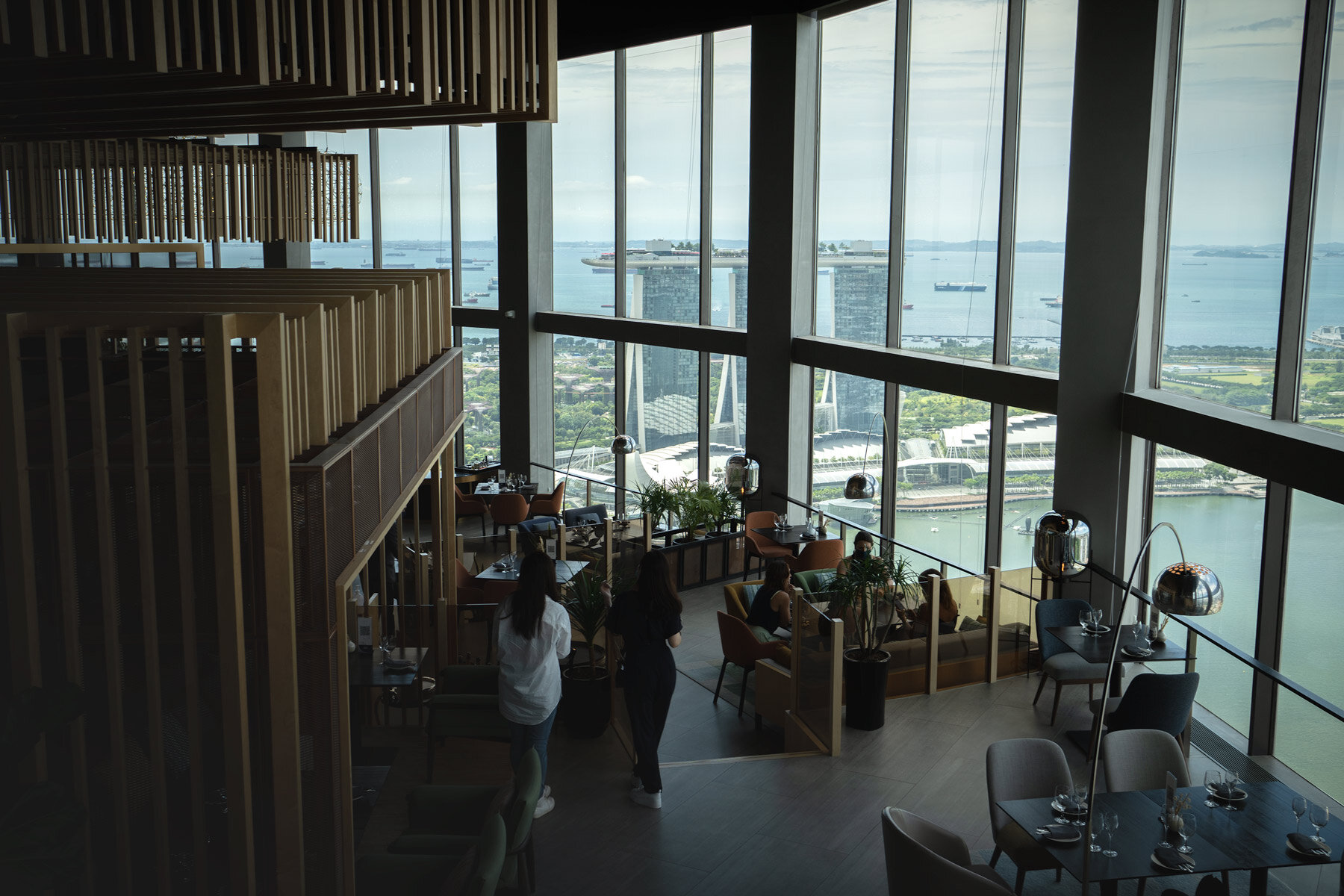 Located on the 70th floor of the Swissôtel The Stamford, Skai Restaurant offers spectacular views over the city