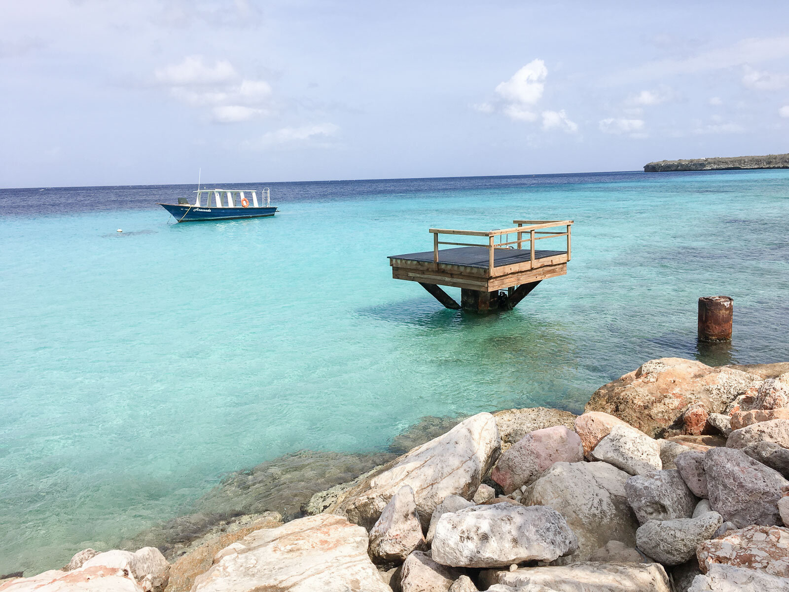 Das Wasser am Karakter Curaçao ist einmalig von einmalig türkiser Farbe.
