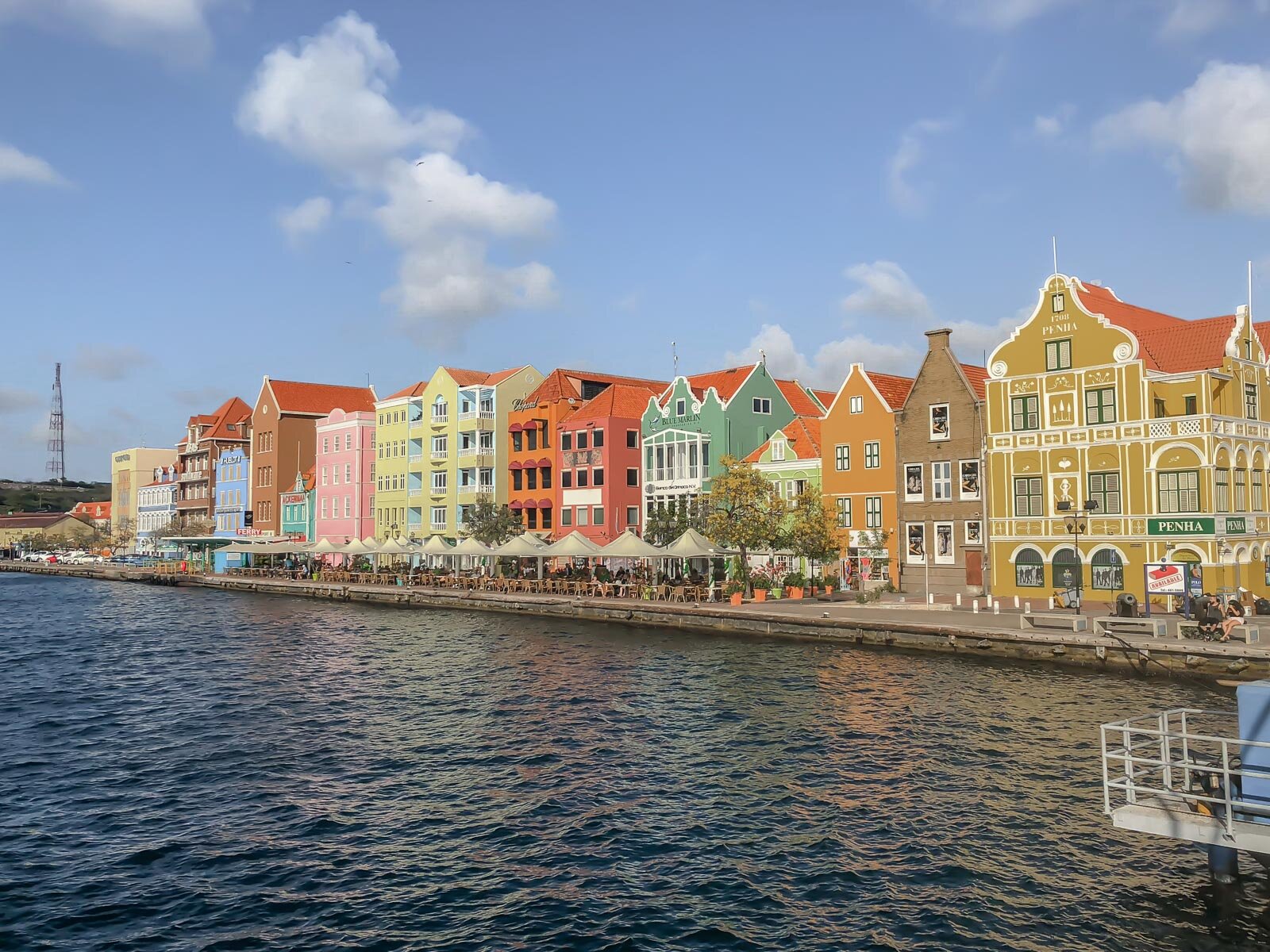 Die farbenfrohe Häuschen an der Handelskade in Willemstad sind weltweit bekannt