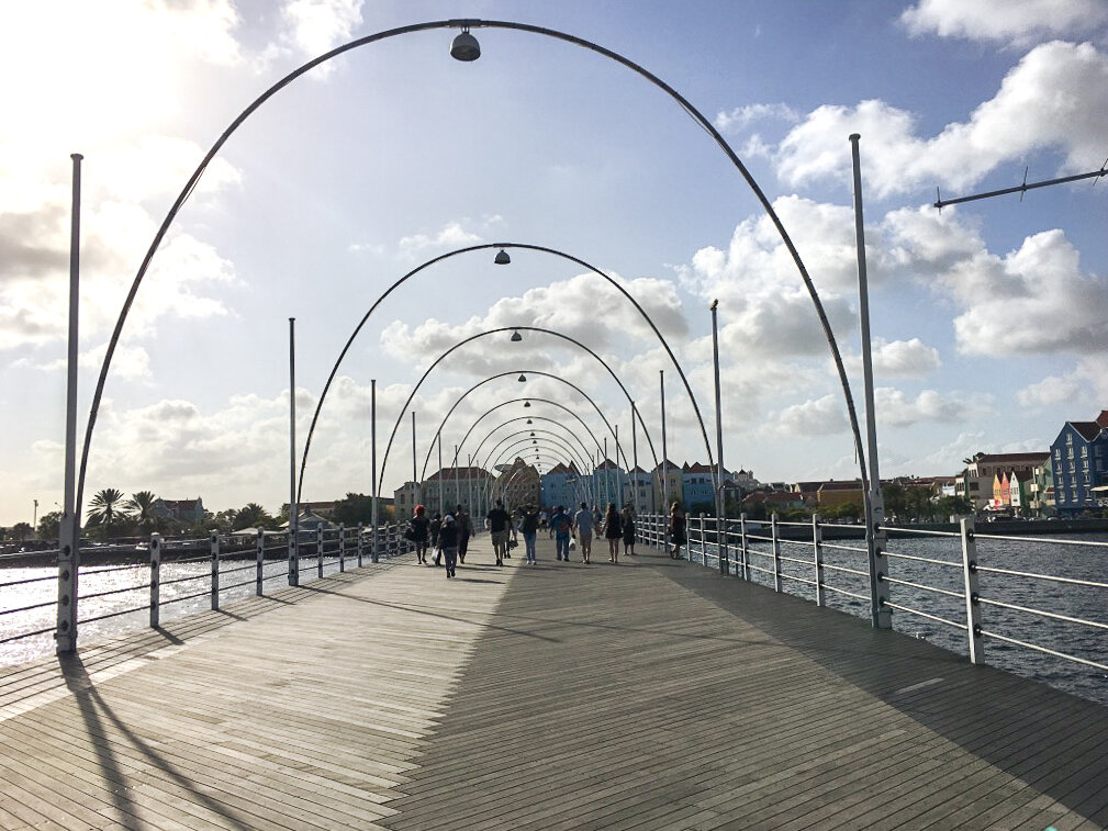 Die Königin-Emma-Brücke spannt über die Sint Annabaai und verbindet die beiden Stadtteile Punda und Otrabanda.