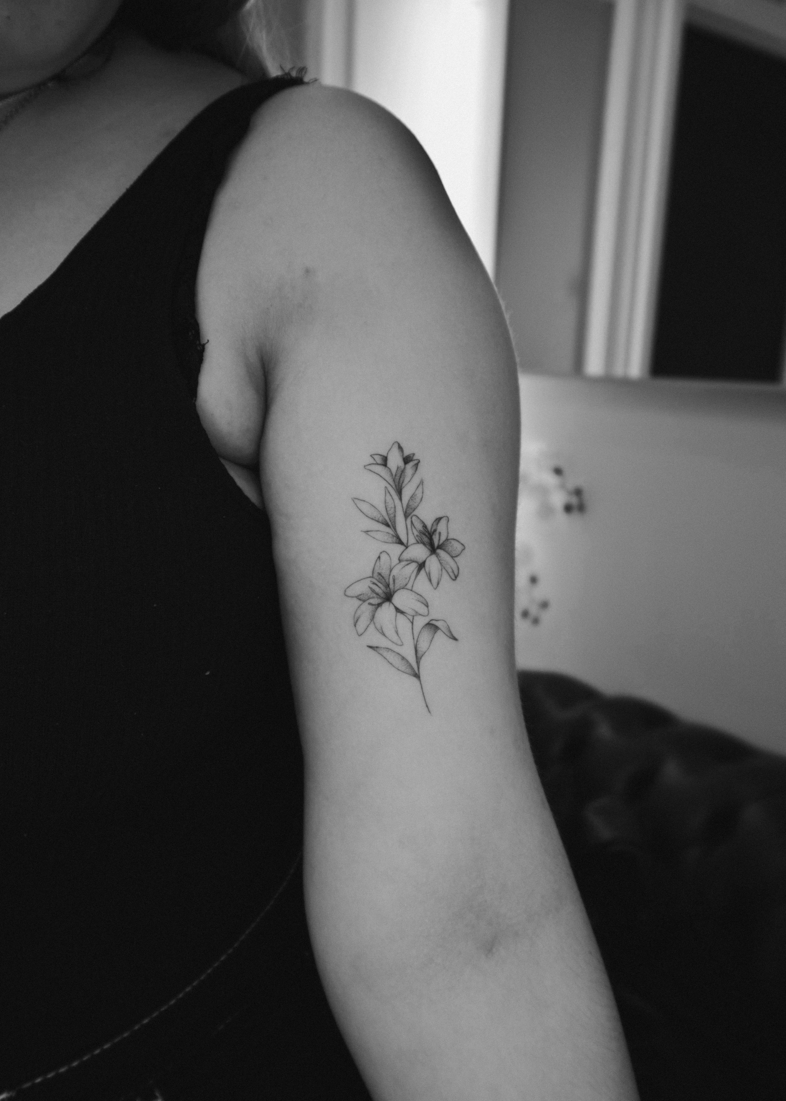 Did a few lilies for Lilly .. and by Lilly I mean Ellie #lily #tattoo  #iloveyou #tattoos #lilytattoo #fineline #delicate #art