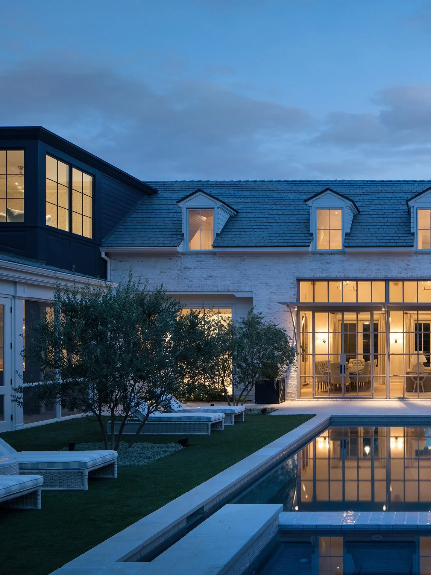 Nothing better than a summer golden hour at our #relaxedcolonial project. Perfect summer evenings await!
.
.
. 
Architect: @787designstudio 
Interiors: @andrealeighinteriors 
Landscape: @raizdesigngroup 
Photography: @thevuvobandit 
Styling: @adamfor