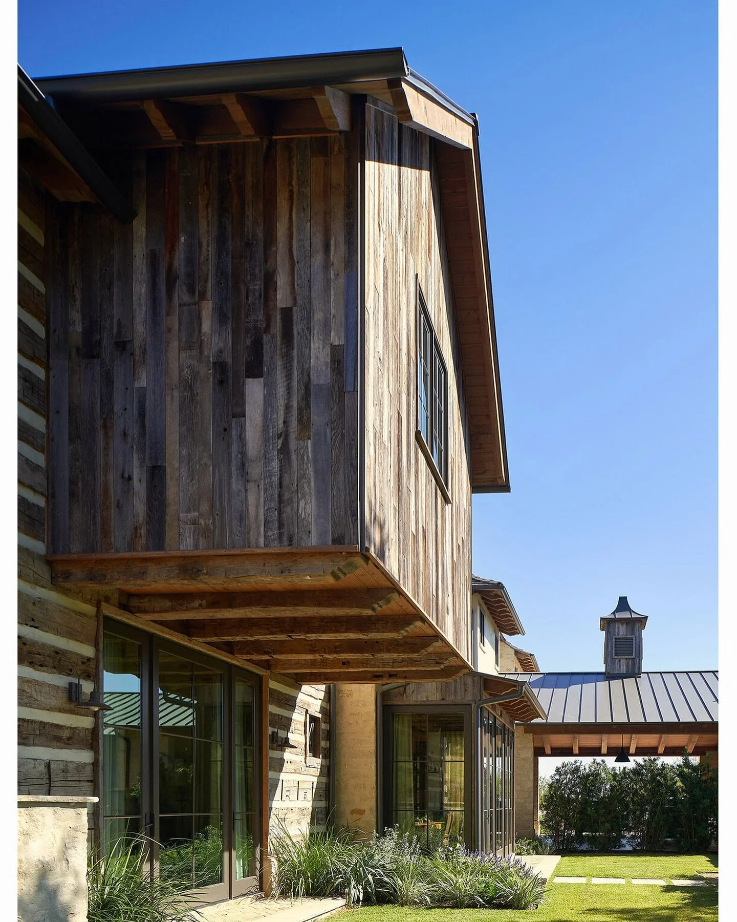 Hanging out. 
.
.
. 
Architect: @ryanstreetarchitects 
Photography: @drorbaldingerphotographer 
.
.
.
#robertstephenhomes #custombuilder #customhome 
#ranch #ranchhouse #austintexas #homebuilder #custom #78746 #austin #westlake #westlakehills #atx #d