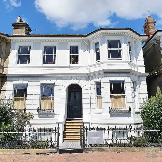 A closer view of this recently finished exterior 👌
Masonry〰️ @farrowandball Strong white 
Doors〰️@farrowandball Off Black
Sash windows and details 〰️ Brilliant white
