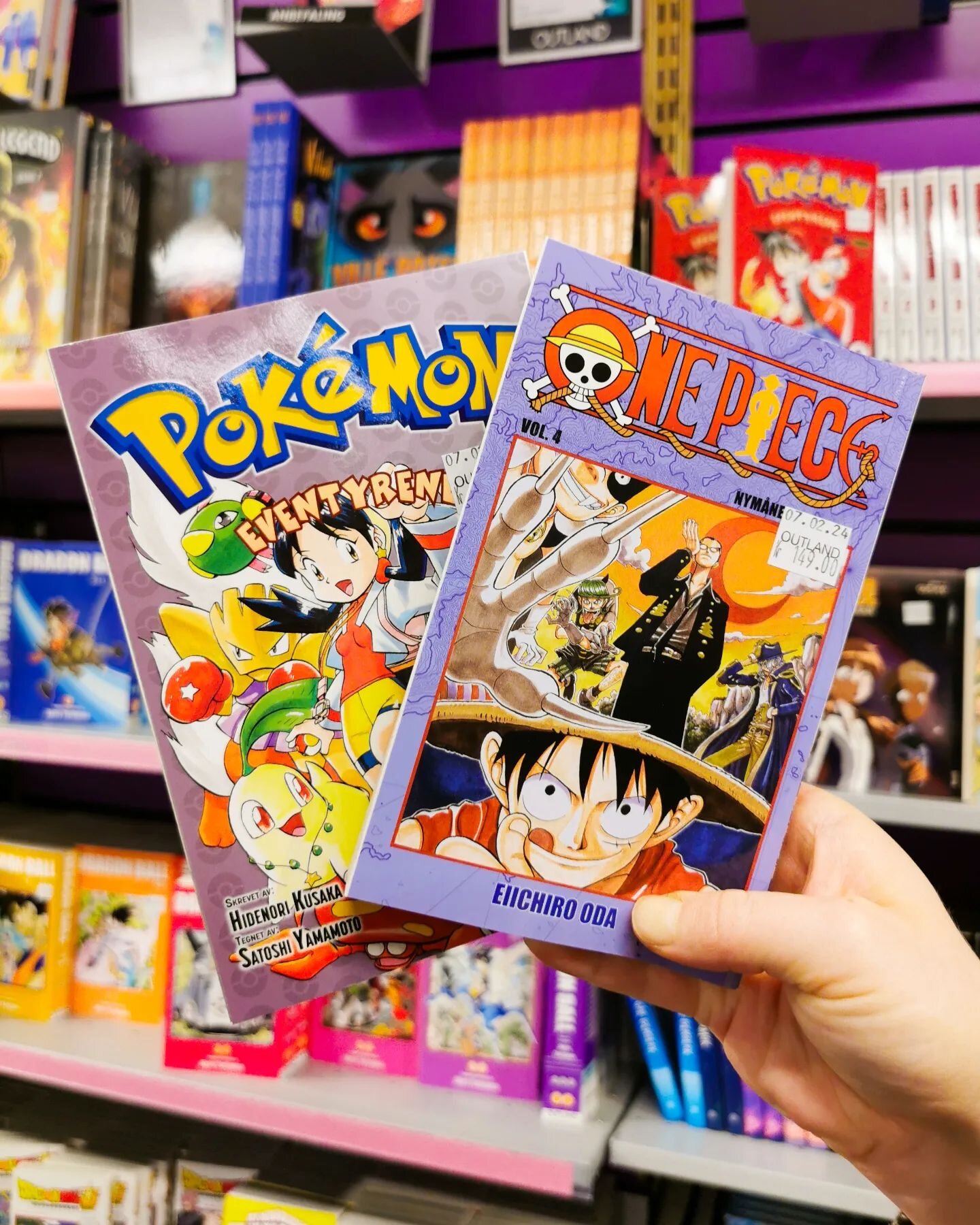 N&aring; har Pok&eacute;mon-eventyrene vol. 10 og One Piece vol. 4 kommet uuuut!! 🤩✨&AElig;&aelig;&aelig;&aelig;h!
.
.
.
#manga #outlandforlag #mangap&aring;norsk #leseglede #onepiece #pok&eacute;moneventyrene