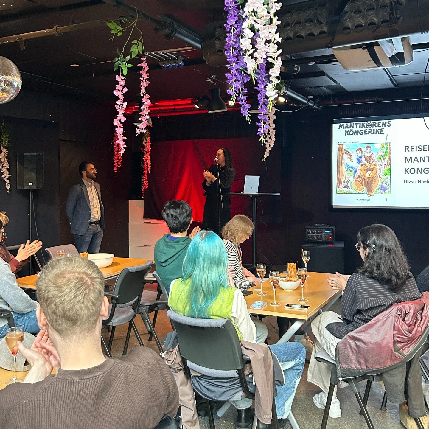 Tusen takk til alle som kom p&aring; lanseringsfest for @effectmanga og #mantikorenskongerike 🥳

Det var blomster og bobler, tegnekonkurranse og super interessant tale fra Hiwar om reisen hans fra Kurdisk-dubbet anime til publisert mangaka i Norge. 