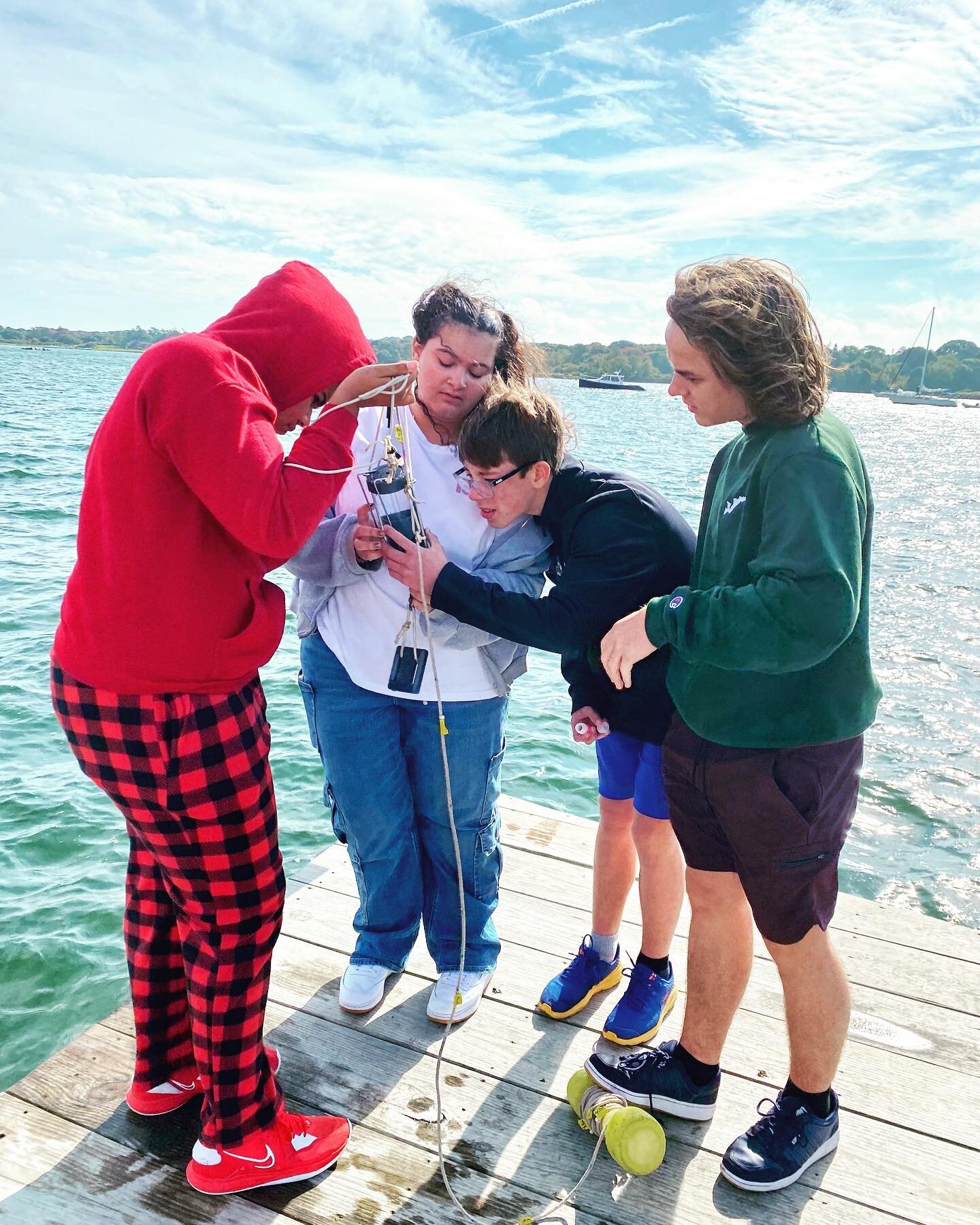 We spent an excellent morning with the oceanography class at FI School to do a water collection and sample analysis! It was wonderful to encourage these bright students to discover connections between water quality and ecosystem health 🤩