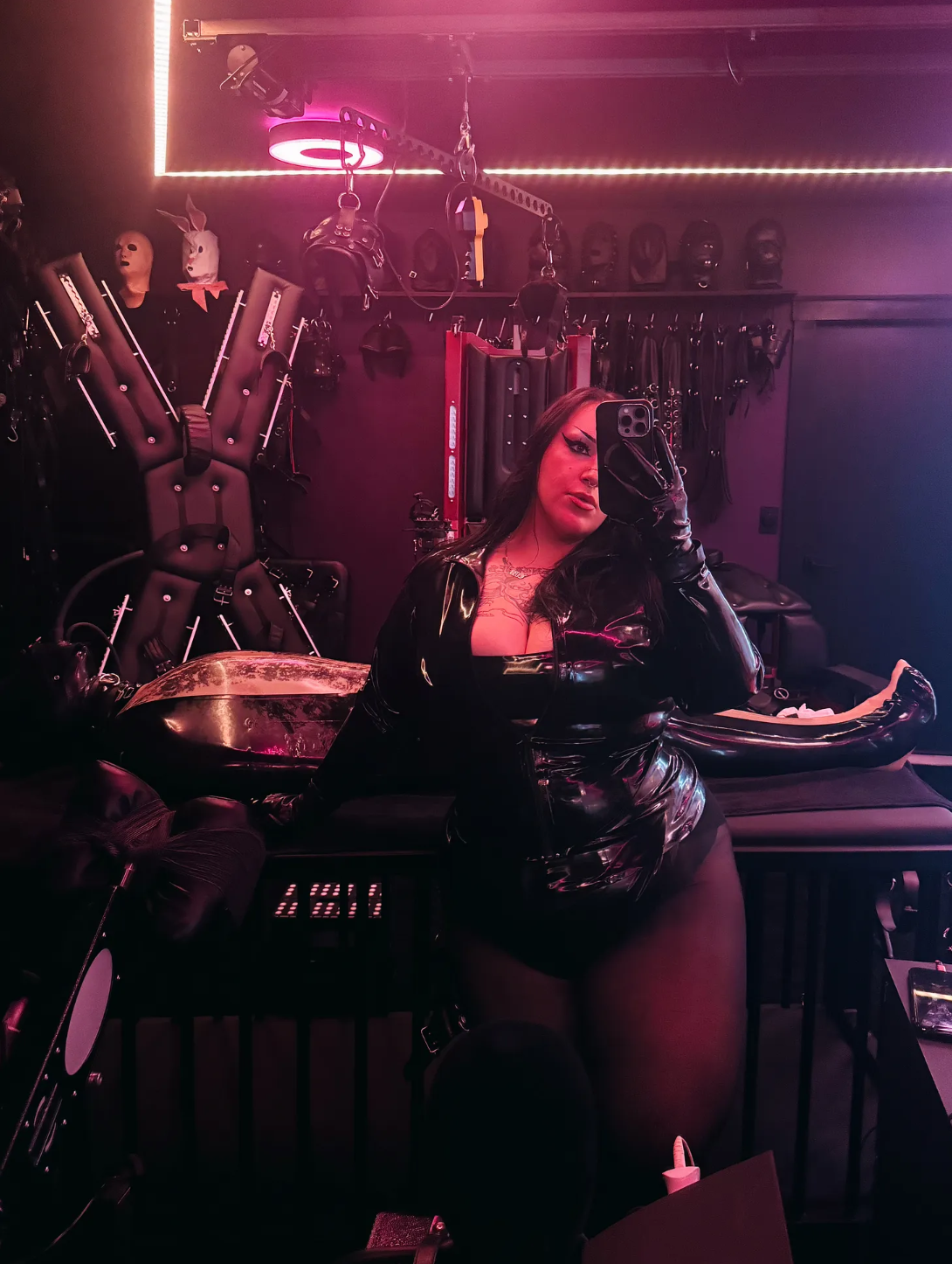  NYC Dominatrix Chain bondage. Heavy Bondage NYC. Bondage Mistress New York Boston. Latex Mistress New York