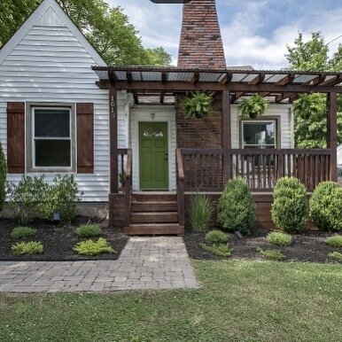 Sweet storybook cottage in East Nashville! 3 bed/2 bath. Beautiful renovation. Well maintained back yard. Open House today from 2-5. 1013
Thomas Avenue. $364,900. Hope to see you!