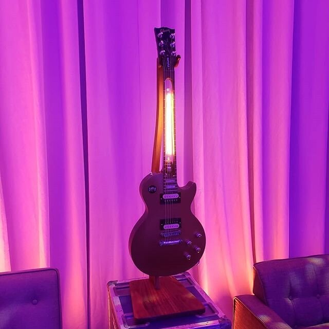 Les Paul guitar light.
Strum to turn on and turn up!
@eggtoystudios custom built for @gibsonguitar 
#nammshow #namm2020 #gibsonguitar #guitarart #makestuff #lightspaul #makeanythingalight