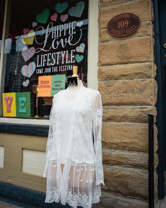 There&rsquo;s a lot of changes happening in Holly, specifically on our historical Battle Alley! The beloved @hippielove_lifestyle is closing their doors, we&rsquo;ll miss seeing their creative window displays across the street ❤️ But that means room 