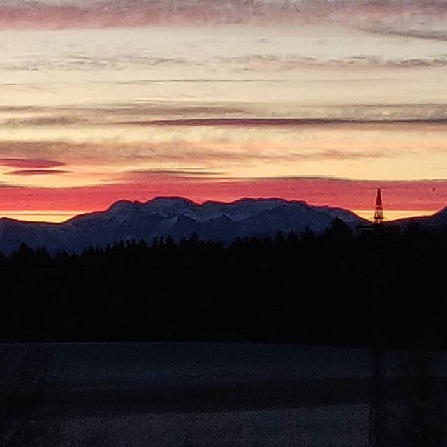 Good morning #holzkirchen 
#bavaria #mountains #sunrise