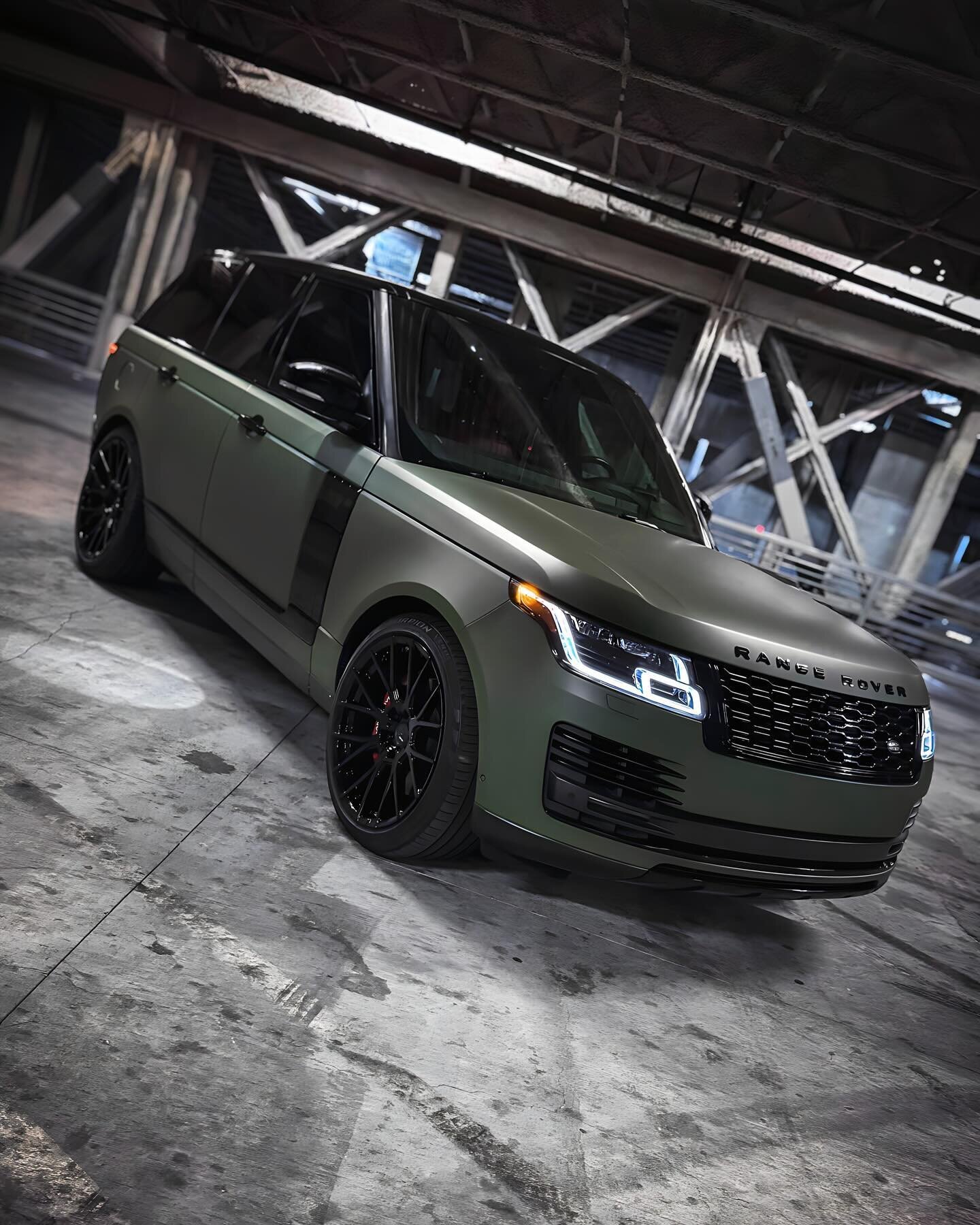 Range Rover wrapped in 3M Matte Military Green w/ Gloss Black chrome Delete, Powder Coated Wheels &amp; Gloss Red Calipers. 

#mobileservice #mobilewraps #thewrapdistrict #thewrapdistrictla #vinylwrap #wrapped #paintisdead #southbay #sanfernandovalle