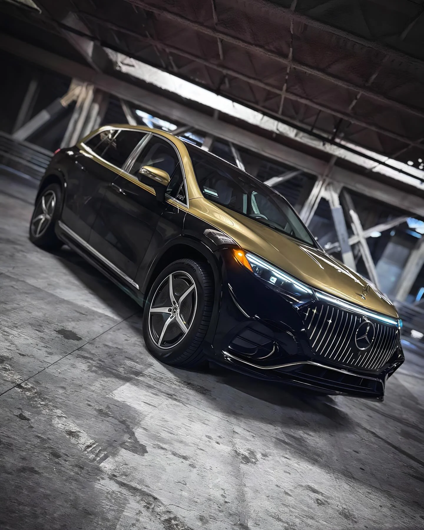 Mercedes EQS SUV got a Maybach style 2 tone wrap w/ Custom Chrome Grill wrap 

#mobileservice #mobilewraps #thewrapdistrict #thewrapdistrictla #vinylwrap #wrapped #paintisdead #southbay #sanfernandovalley #sfv #818 #losangeles #manhattanbeach #redond