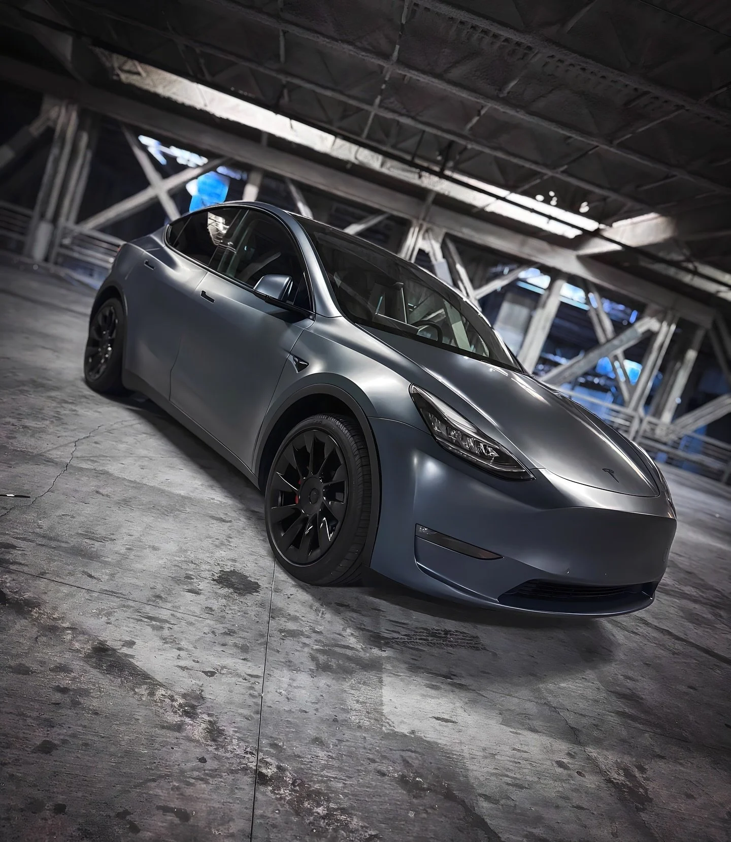 Tesla model Y came in for some insurance repairs, as well as a new wrap in 3M Satin Thundercloud, Satin Black Powder coated wheels and Gloss Red Calipers. 

#mobileservice #mobilewraps #thewrapdistrict #thewrapdistrictla #vinylwrap #wrapped #paintisd