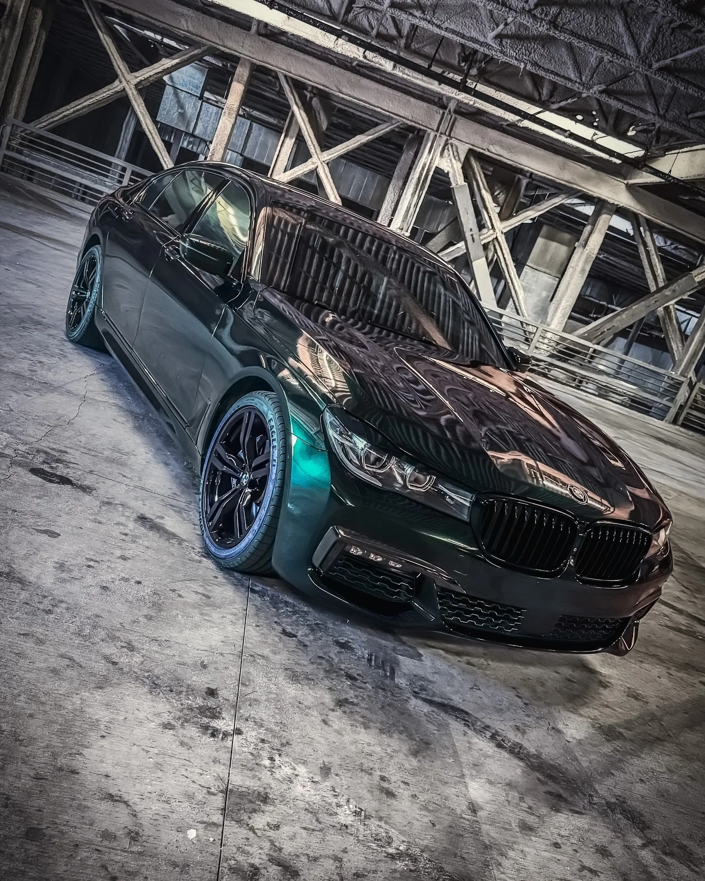Bmw 750Li wrapped in Emerald Green colored PPF w/ a gloss black Chrome Delete. Wheels powder coated gloss black and Windows Tinted in Silver Chrome Tint. 

#mobileservice #mobilewraps #thewrapdistrict #thewrapdistrictla #vinylwrap #wrapped #paintisde