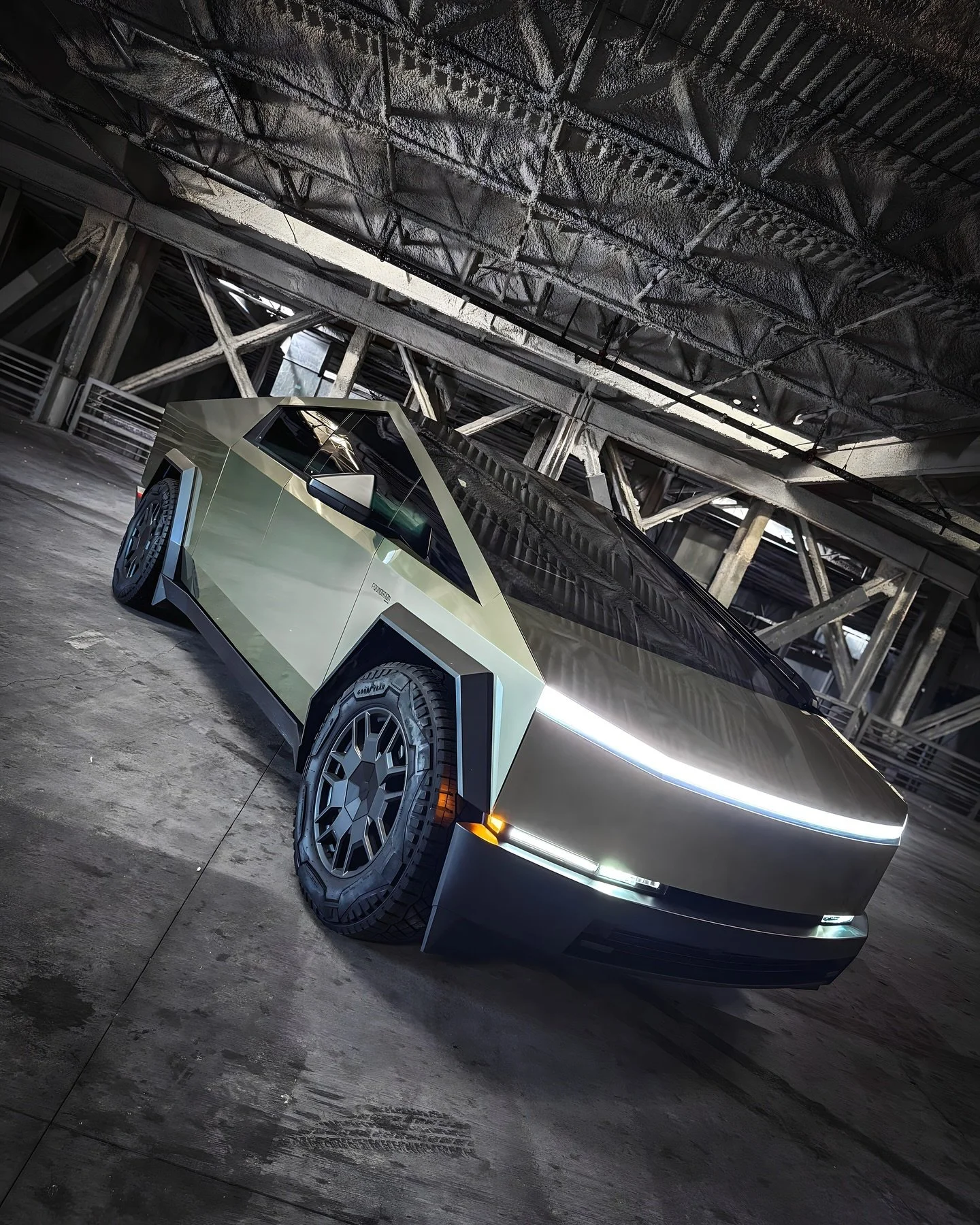 Tesla Cybertruck wrapped in @inozetek Hunter Jade Green Metallic

#cybertruck #tesla #mobileservice #mobilewraps #thewrapdistrict #thewrapdistrictla #vinylwrap #wrapped #paintisdead #southbay #sanfernandovalley #sfv #818 #losangeles #manhattanbeach #