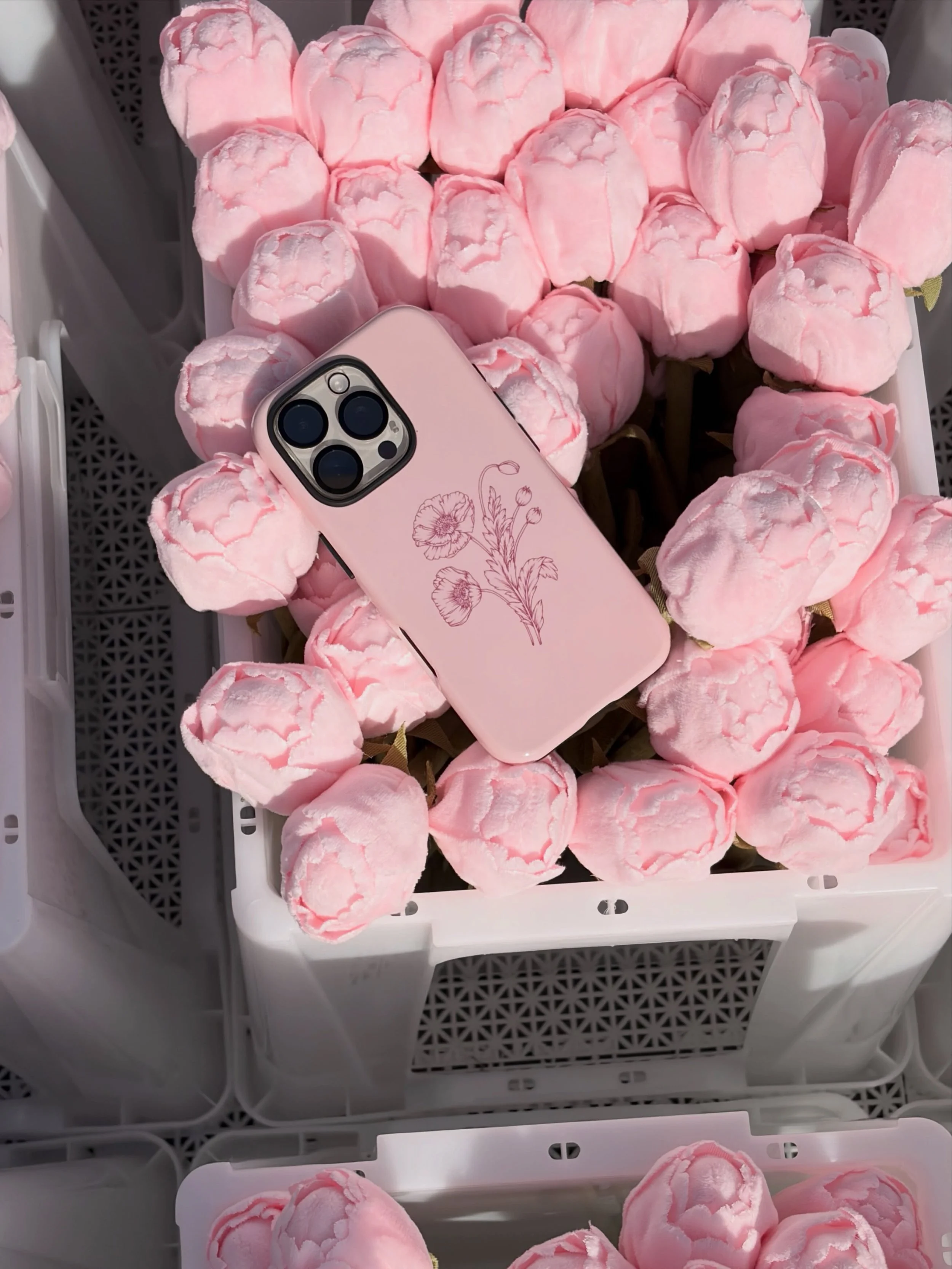 Not usually drawn to pink, but something shifted after the CJ Hendry Flower Market last weekend ❤️

Carrying that feeling into these everlasting blooms with @thedairy now translated into phone cases and accessories, detailed and made to last.