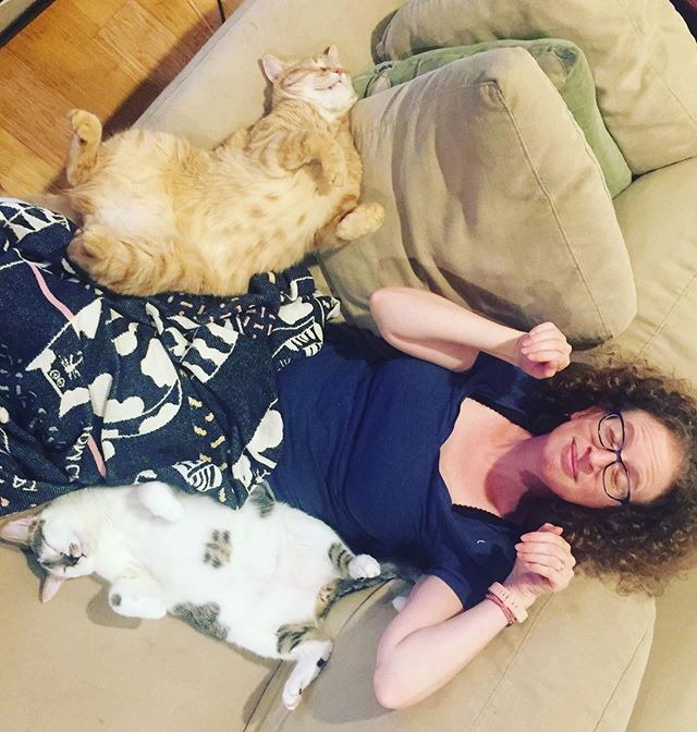Meet soprano and conductor Michele Zuckman. She lives with her husband David, daughter Nell, 4 cats (Lucy, Meg, Michu, and Pumpkin), and a very nice corn snake named Ssssteve. 🐱🐱🐱🐱🐍 Visit our Facebook page (link in bio) to learn more about Miche