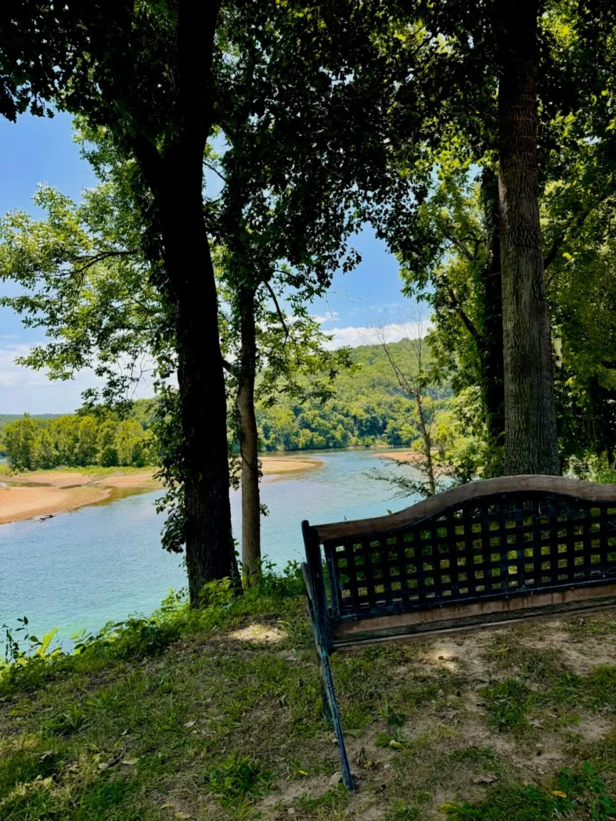 Finding peace on a quiet bench by the river ☕️📖🦦

#ʙᴏᴏᴋɴᴏᴡ #waterfrontcabins #whiteriverarkansas #getawaytrip #vacationmode