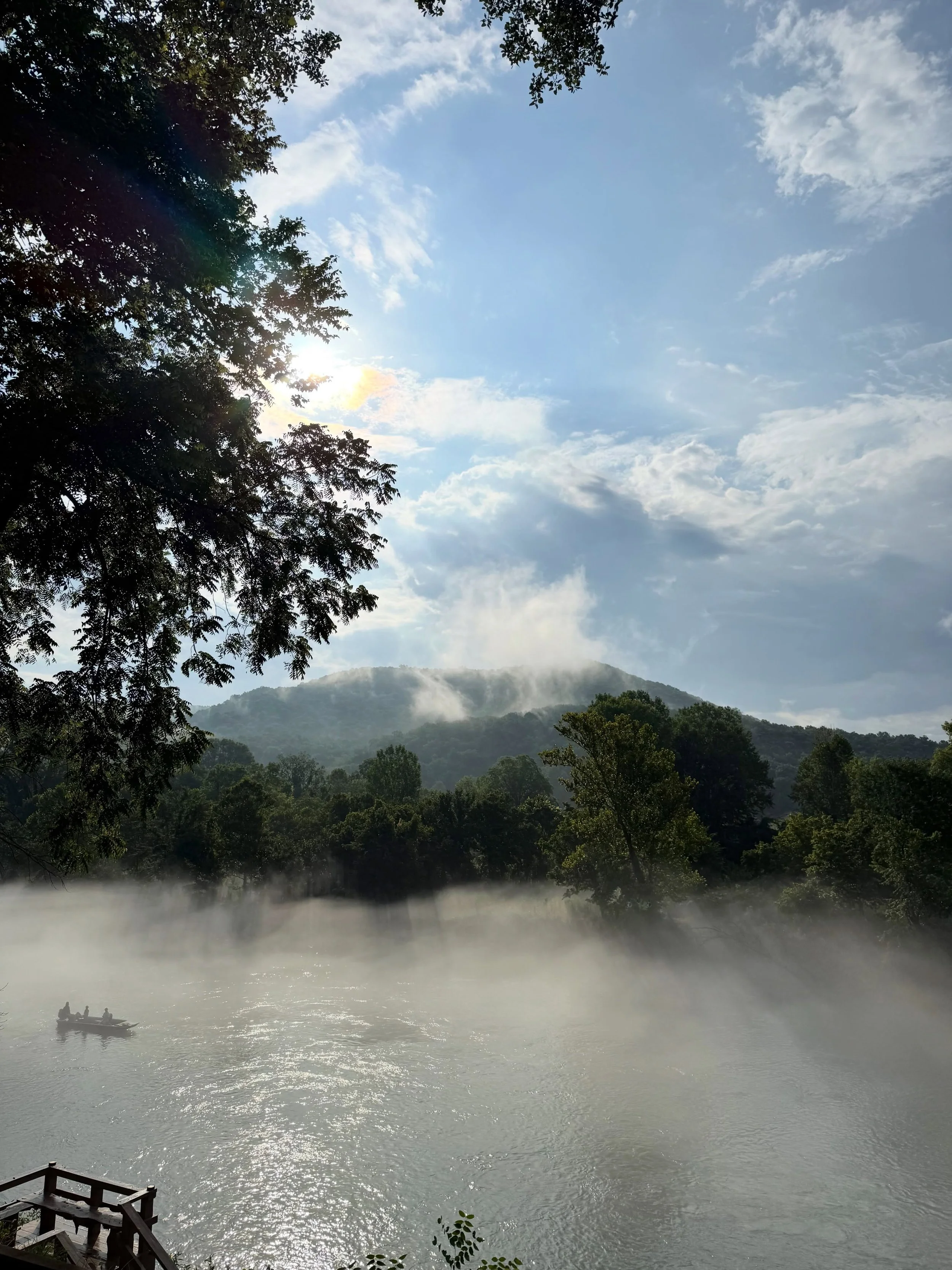 Heavy mist, slow currents, and a quiet morning ⛰️🌦️🎣 

#whiteriverarkansas #guidedfishing #ʙᴏᴏᴋɴᴏᴡ #waterfrontcabins #morningsonthewater