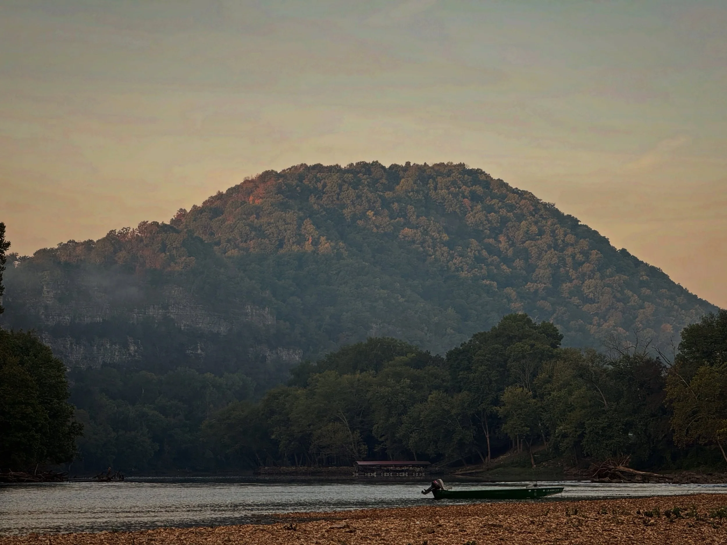 The river carving its way through the mountains is nature&rsquo;s ultimate masterpiece⛰️

Amazing views from every single direction.
Whether you&rsquo;re looking out the front window at the rushing river or turning around to face the massive mountain