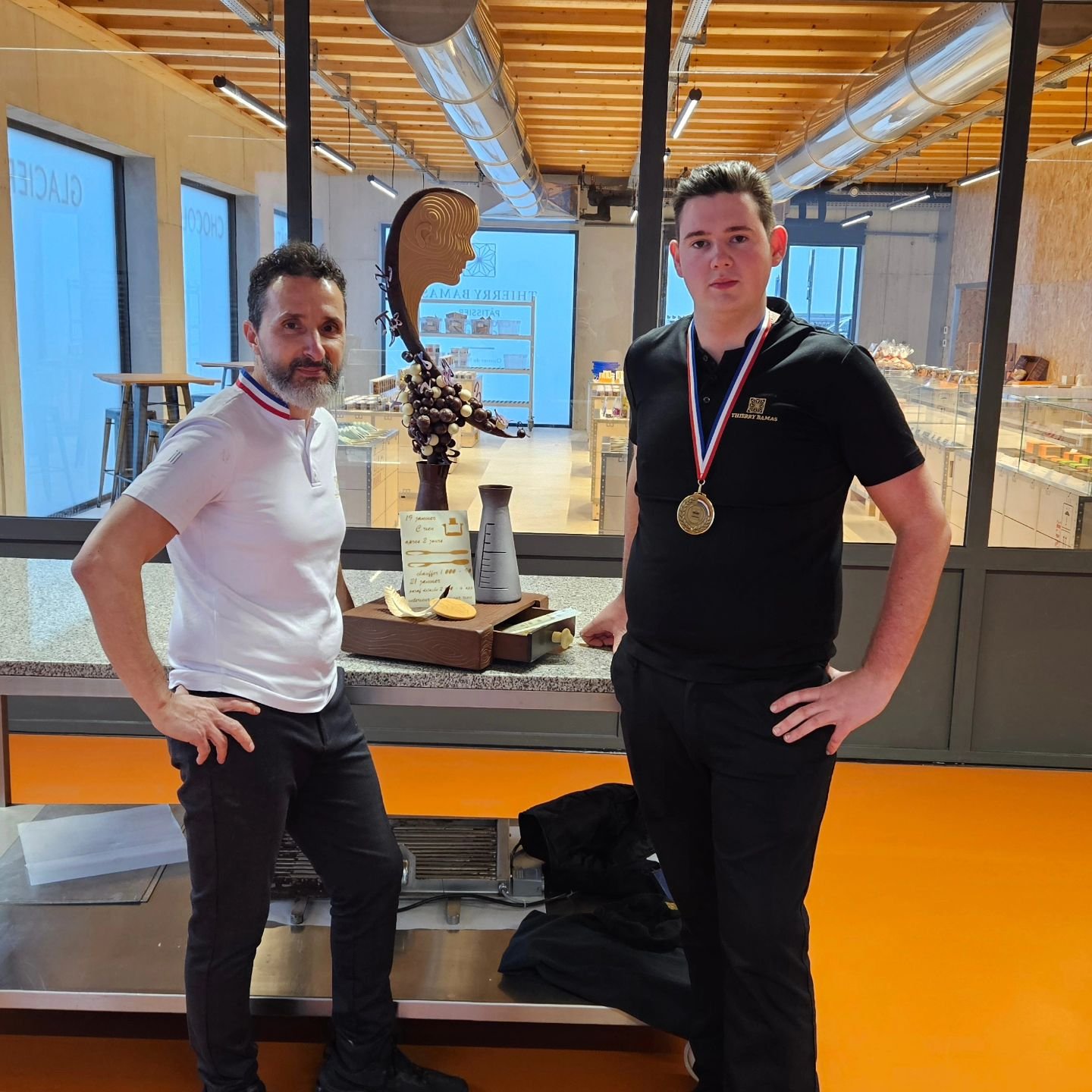 F&eacute;licitations &agrave; @berthet_nicolas pour sa 3&egrave;me place &agrave; la Coupe de France des jeunes chocolatiers. Merci &agrave; @illdesignfrance pour sa collaboration &agrave; l'&eacute;laboration du d&eacute;cor du bonbon.