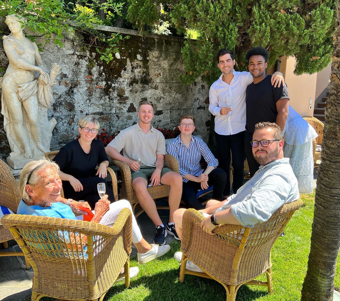 An unforgettable few days in dreamy Morcote making music and many new friends 😌

A massive thank you to the ever-wonderful Ursula Jones for being so generous and supportive, and to @milosguitar and @benjaminapplbaritone for being so welcoming, inspi