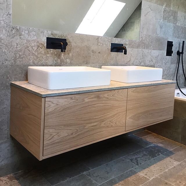 Badrum d&auml;r vi levererat kommod i vitpigmenterad ek som passar s&aring; otroligt bra till &Ouml;stersj&ouml;sten Lidan&auml;s👌#badrumsinspo #badrumsrenovering #badrum #kommod #bathroominspo #bathroom #bathroomdesign